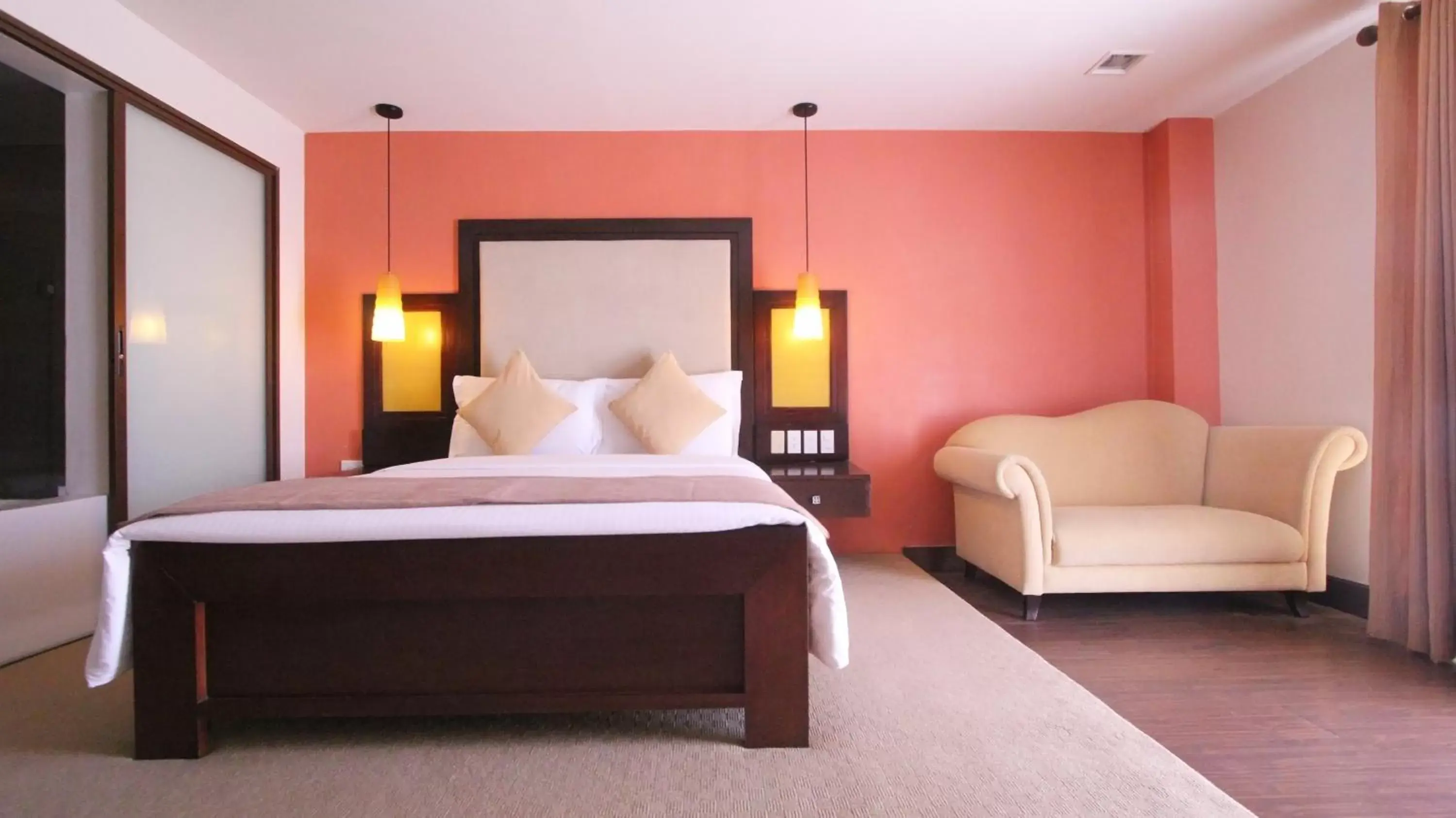 Bed in Coron Gateway Hotel & Suites