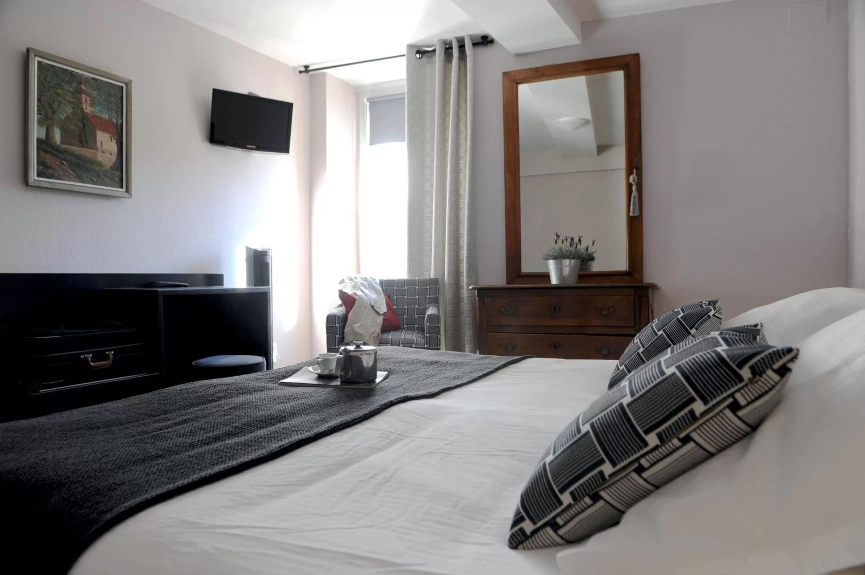 Bedroom, Bed in Logis Hôtel du Chêne