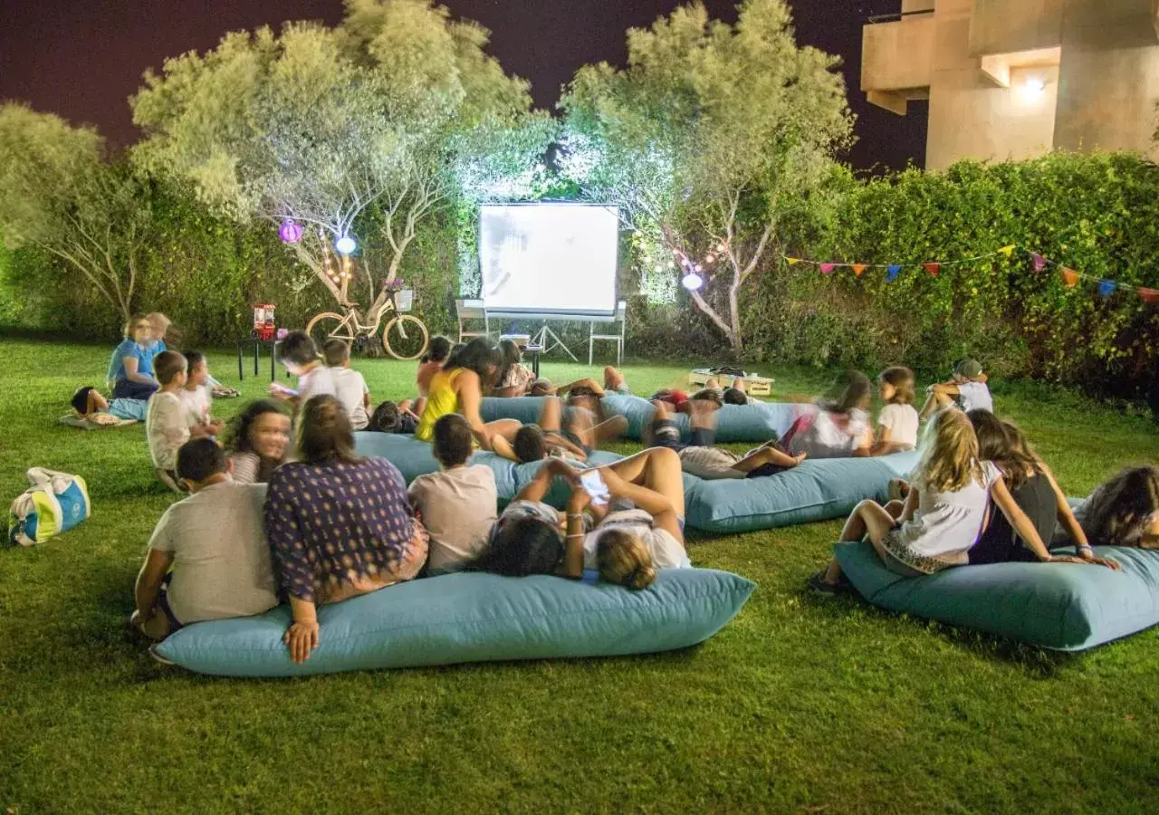 Communal lounge/ TV room in Evora Hotel