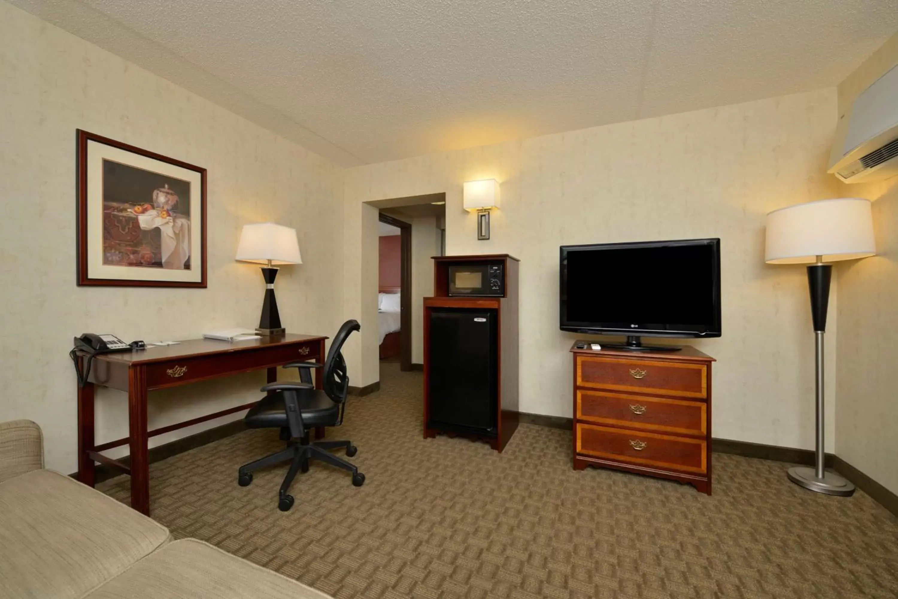 Living room, TV/Entertainment Center in Hampton Inn East Aurora