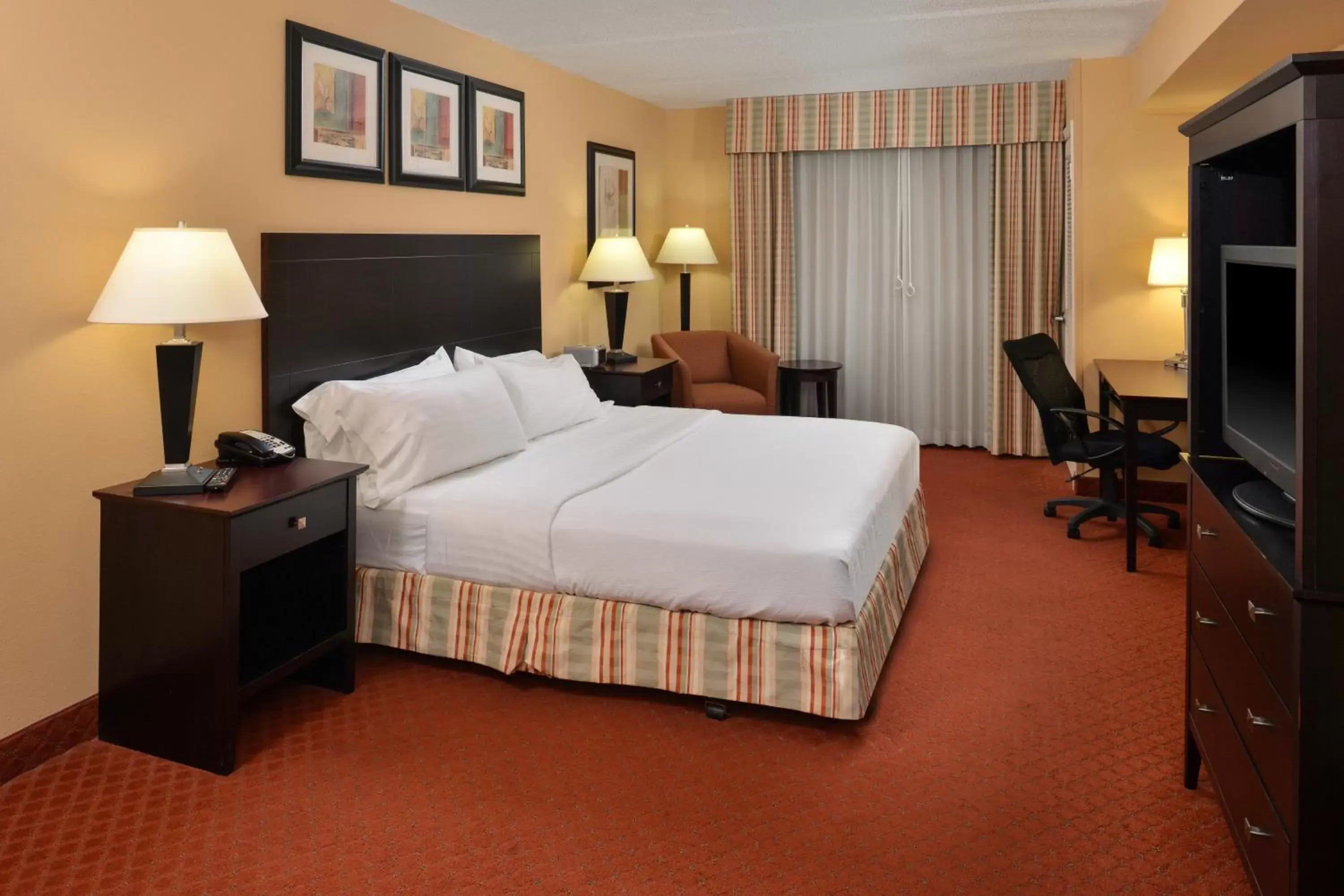 Photo of the whole room, Bed in Holiday Inn Martinsburg, an IHG Hotel