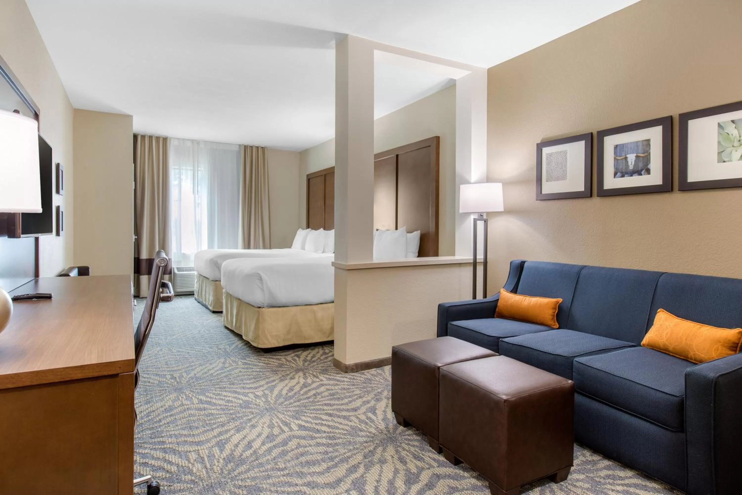 Living room, Bed in Comfort Suites - South Austin