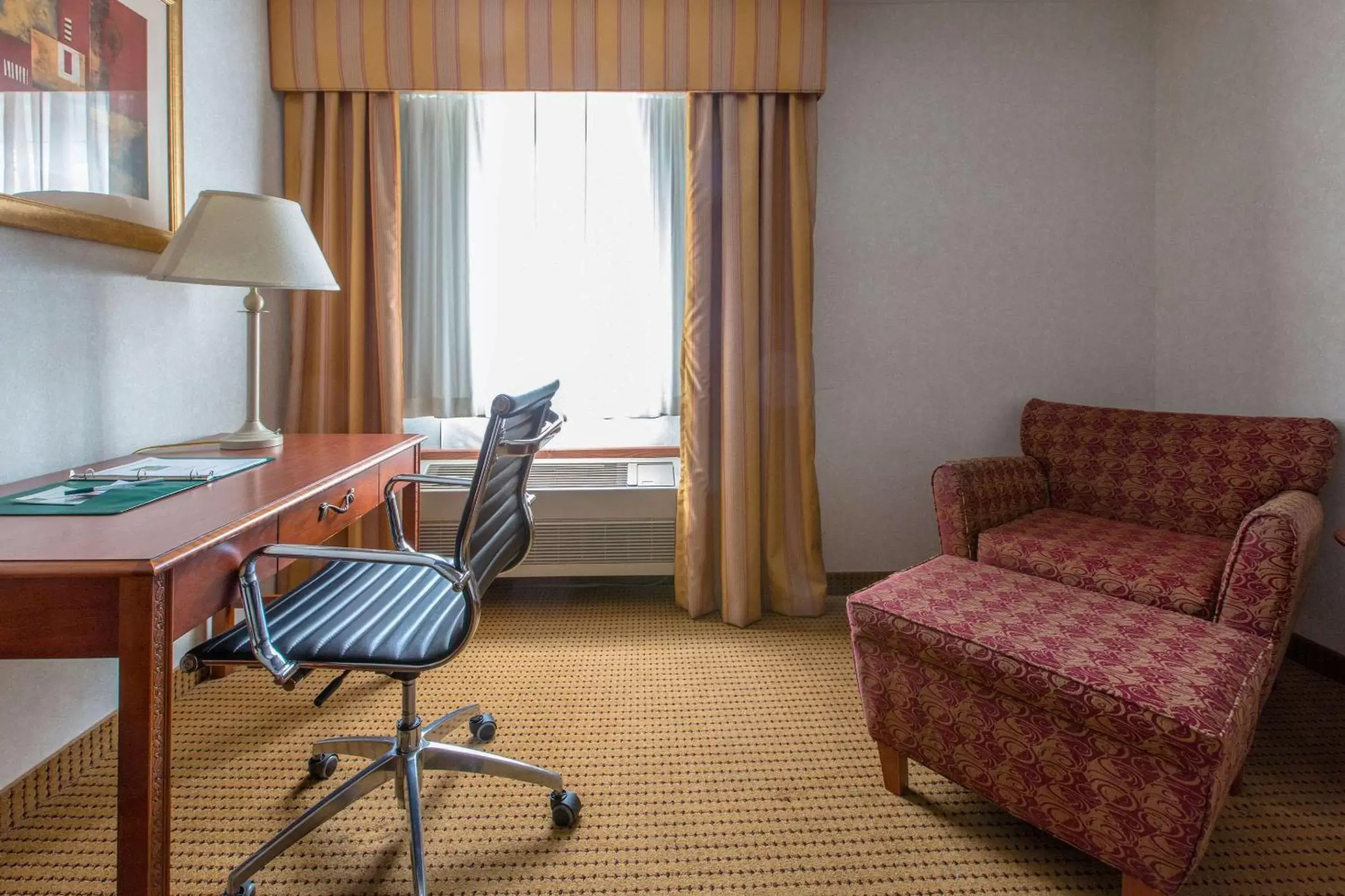 Photo of the whole room, Seating Area in Quality Inn & Suites - University