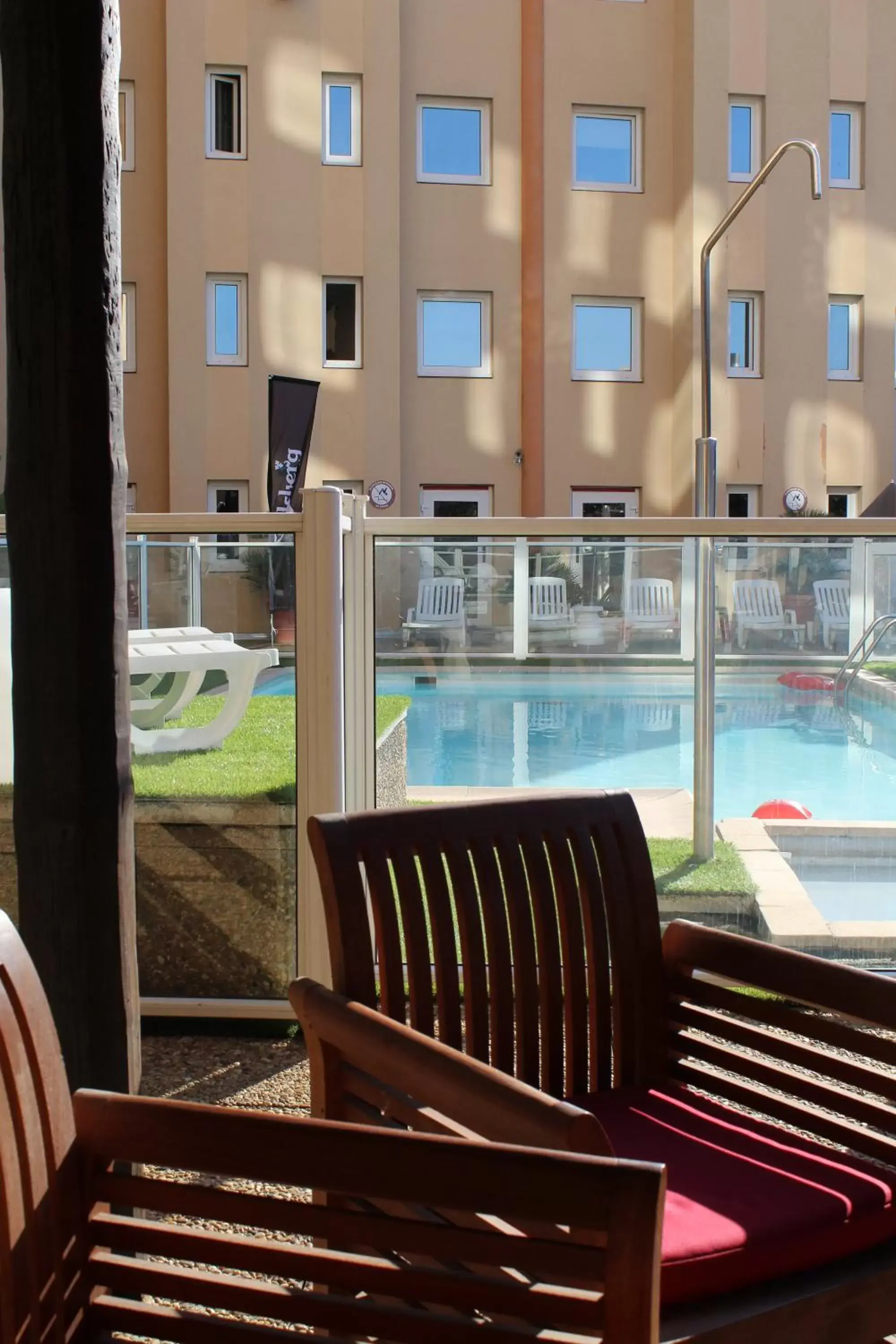 Property building, Swimming Pool in ibis Nice Centre Gare