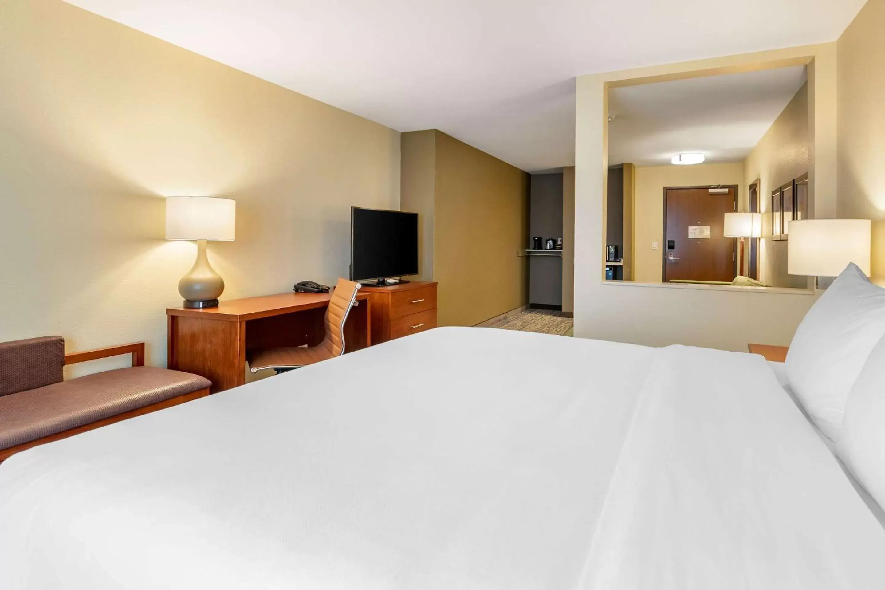 Photo of the whole room, Bed in Comfort Inn & Suites West Des Moines