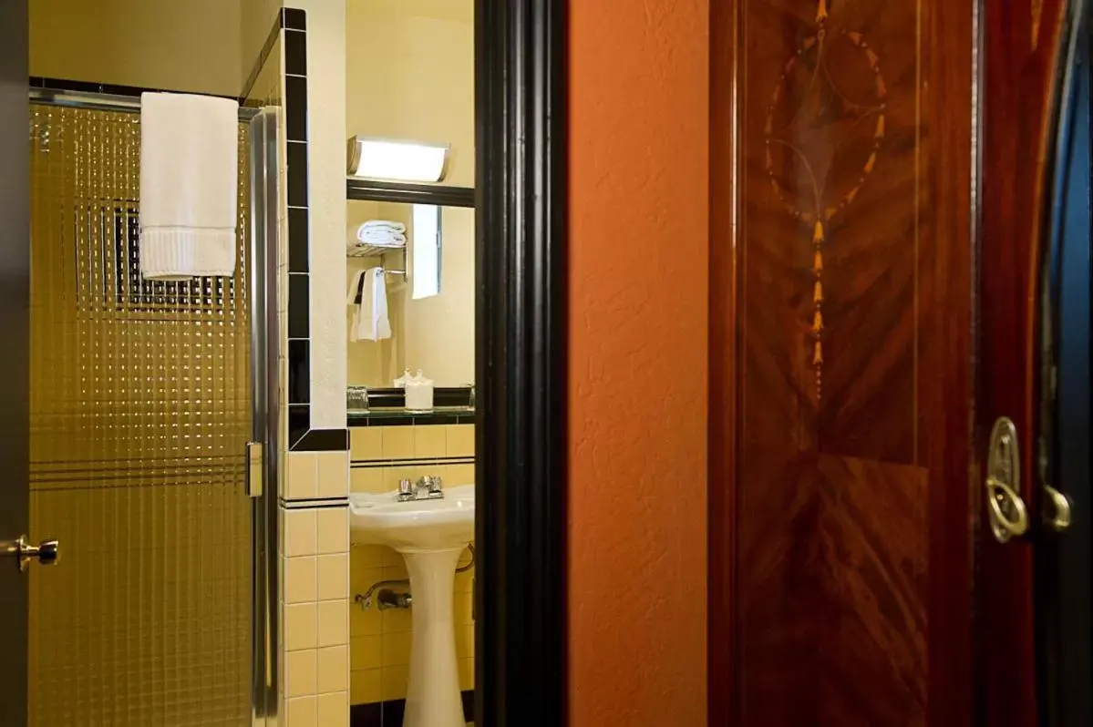 Shower, Bathroom in Hotel Boheme