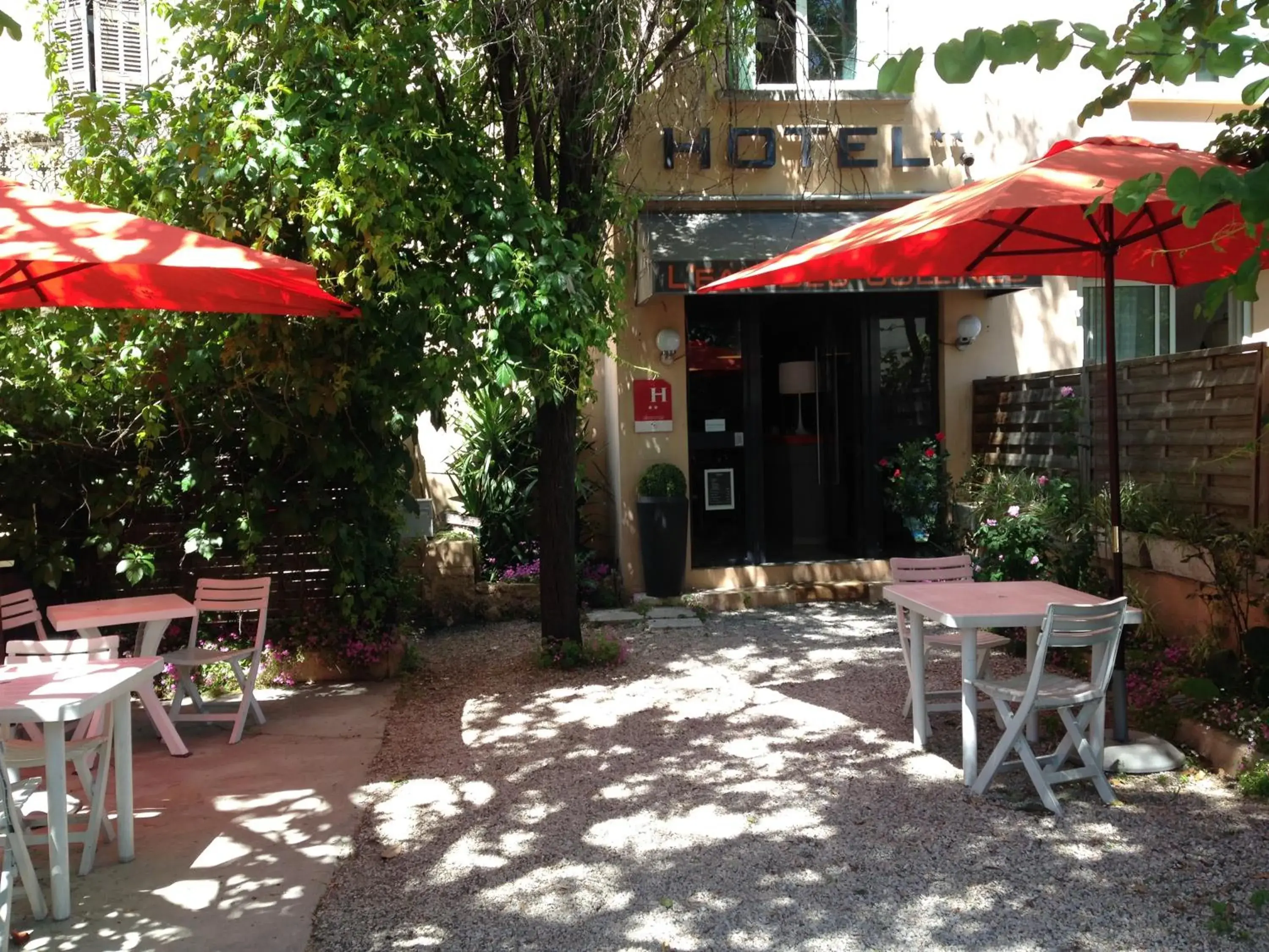 Patio, Restaurant/Places to Eat in L'Eau Des Collines