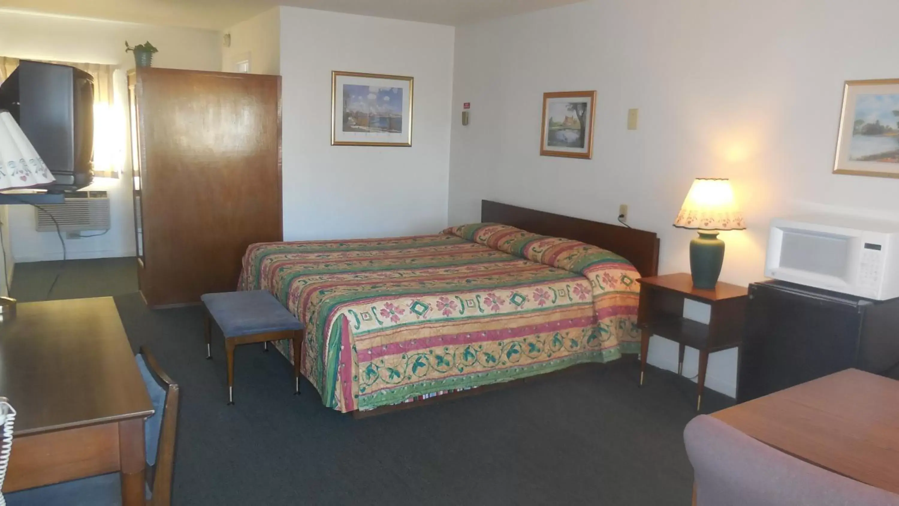 Photo of the whole room, Bed in Budget Host Exit 254 Inn