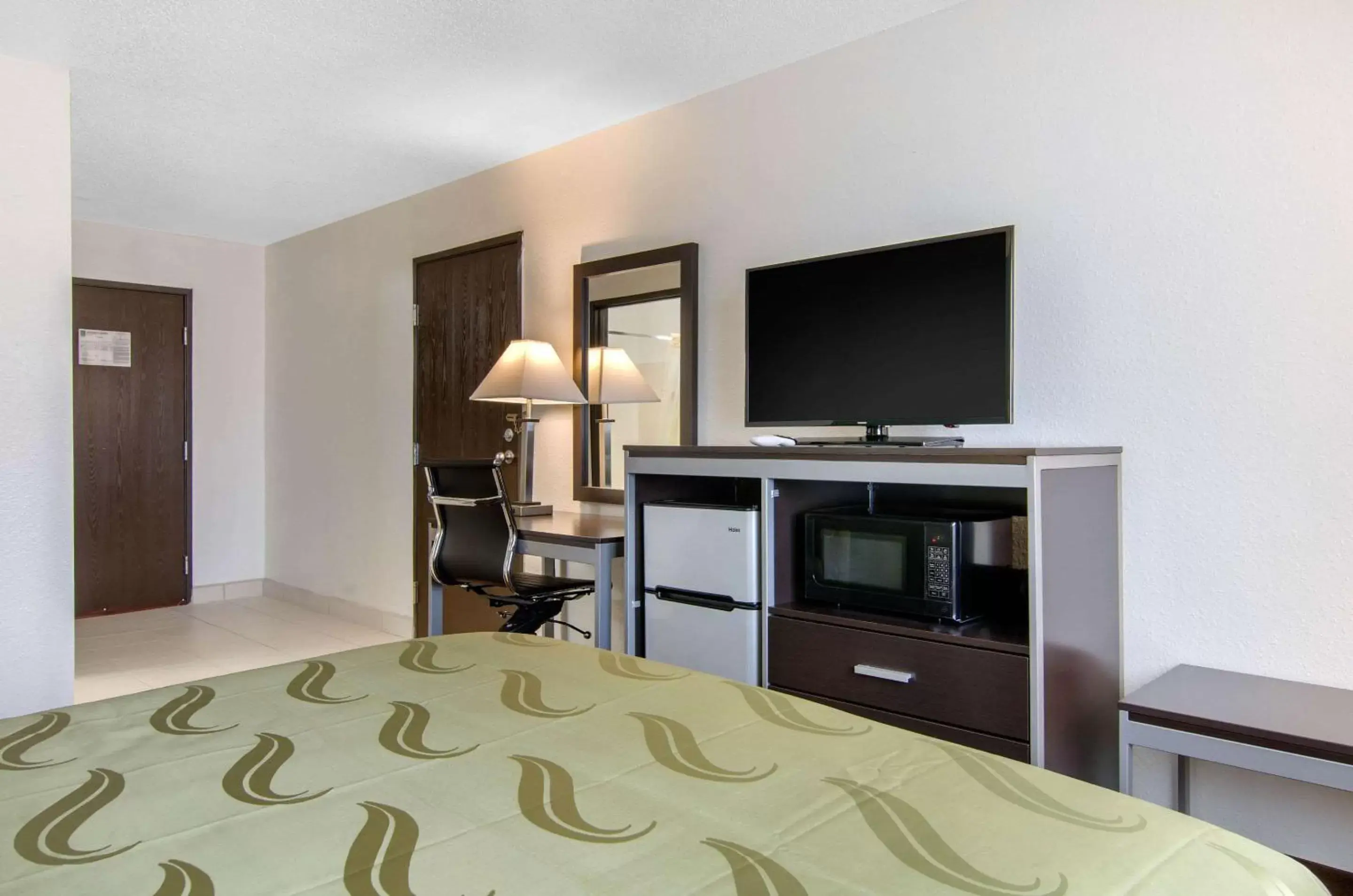 Bedroom, TV/Entertainment Center in Quality Inn