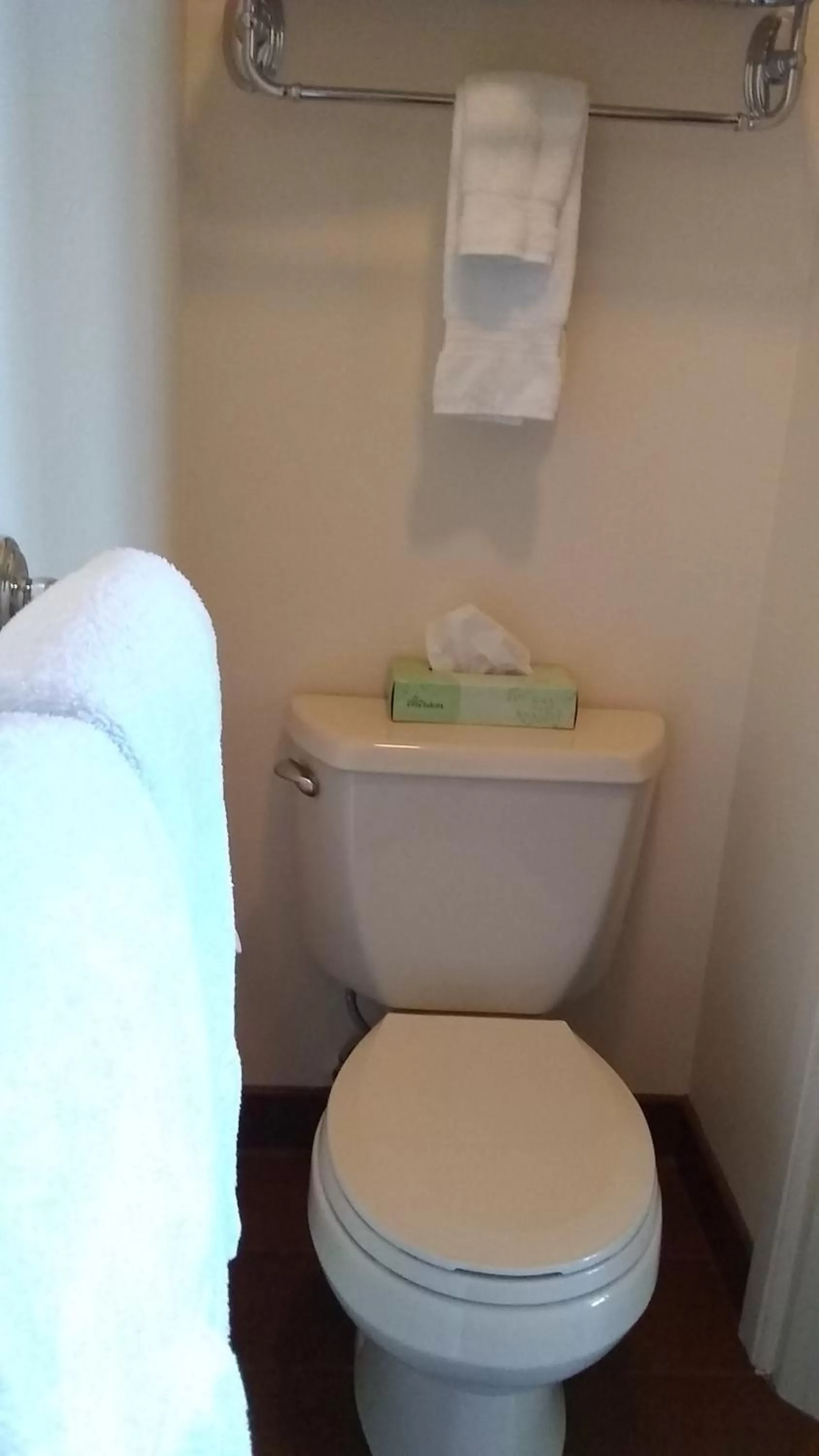 Bathroom in Noyo Harbor Inn