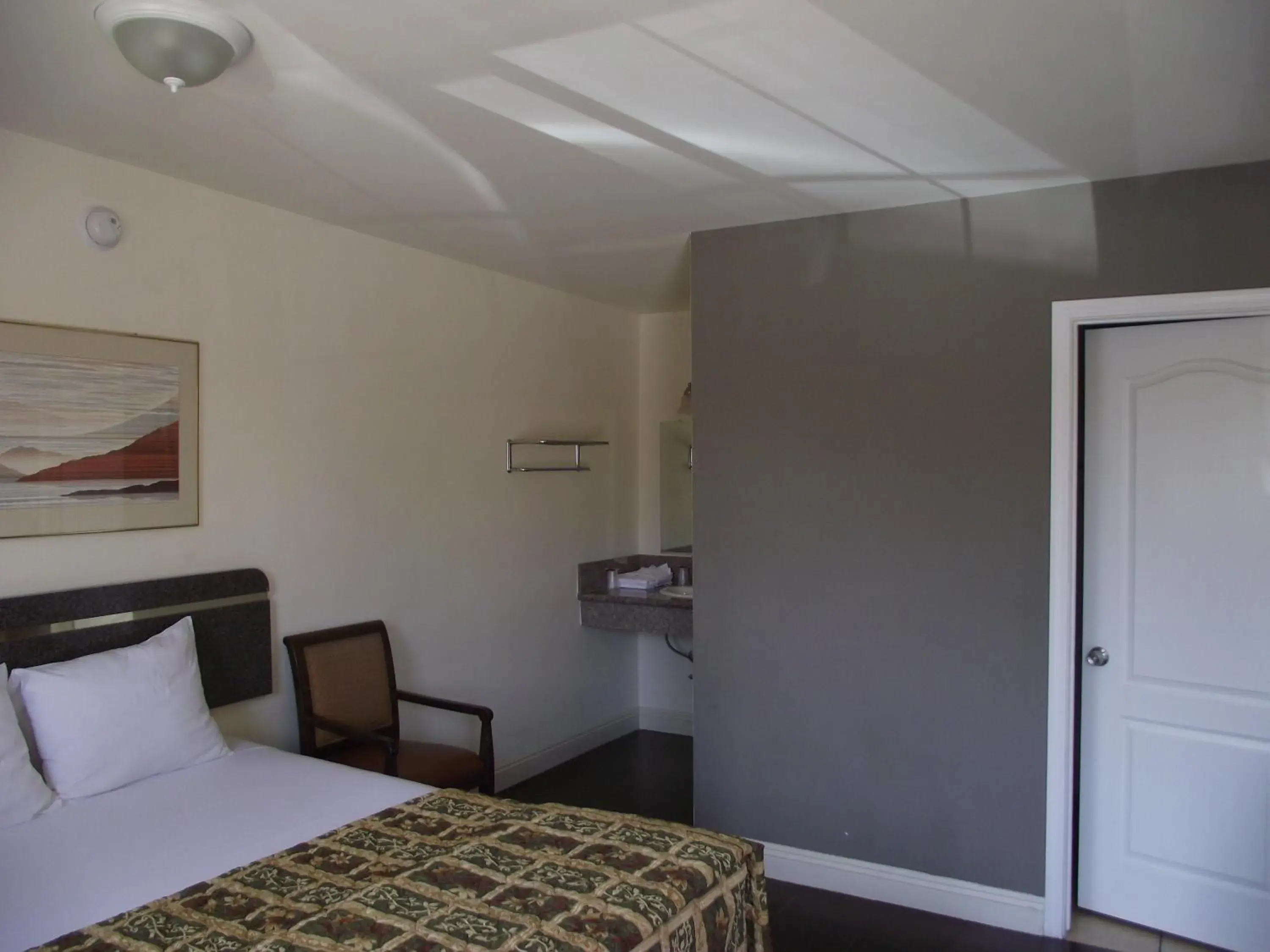 King Room with Private Bathroom - Non-Smoking in SandPiper Motel - Los Angeles