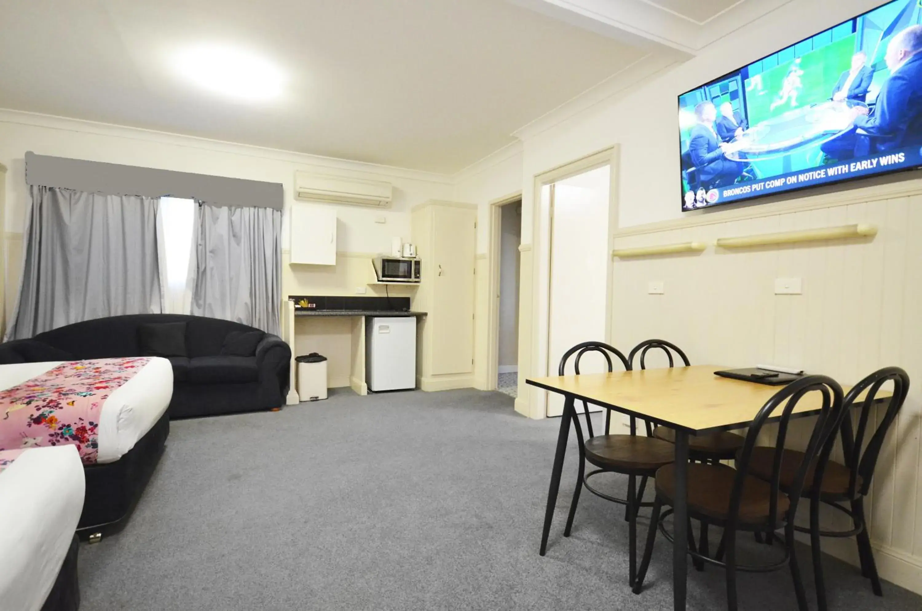 TV/Entertainment Center in Ben Chifley Motor Inn