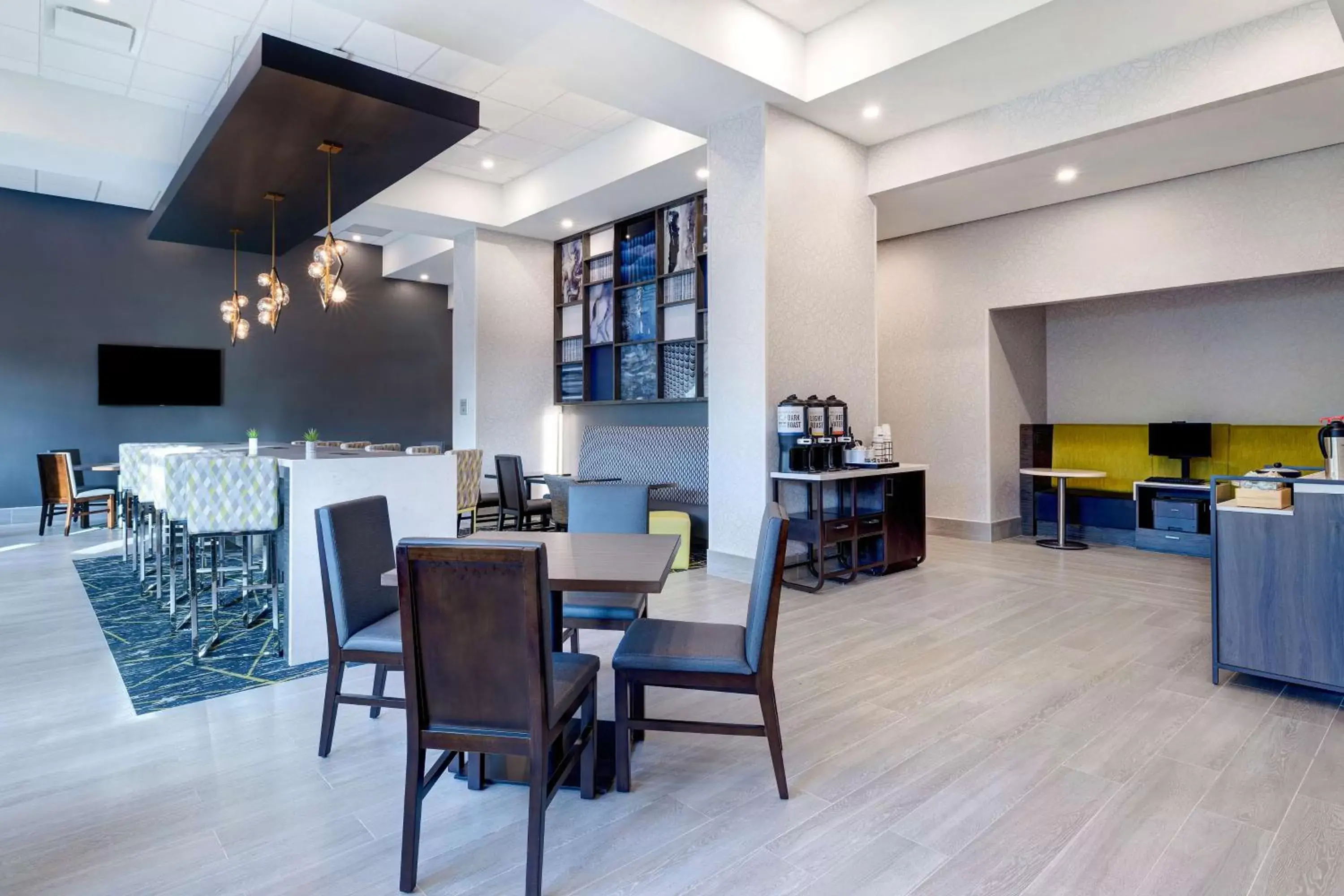 Lobby or reception in Hampton Inn & Suites Burlington, Ontario, Canada