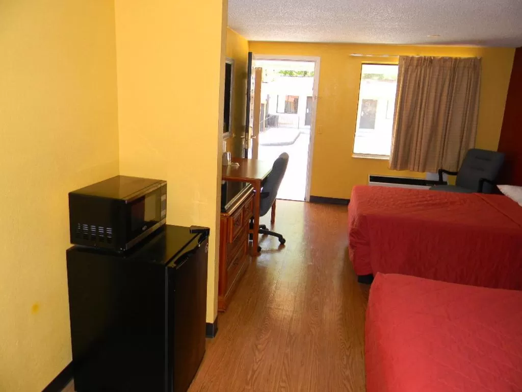 Photo of the whole room, TV/Entertainment Center in SleepWell Stockbridge