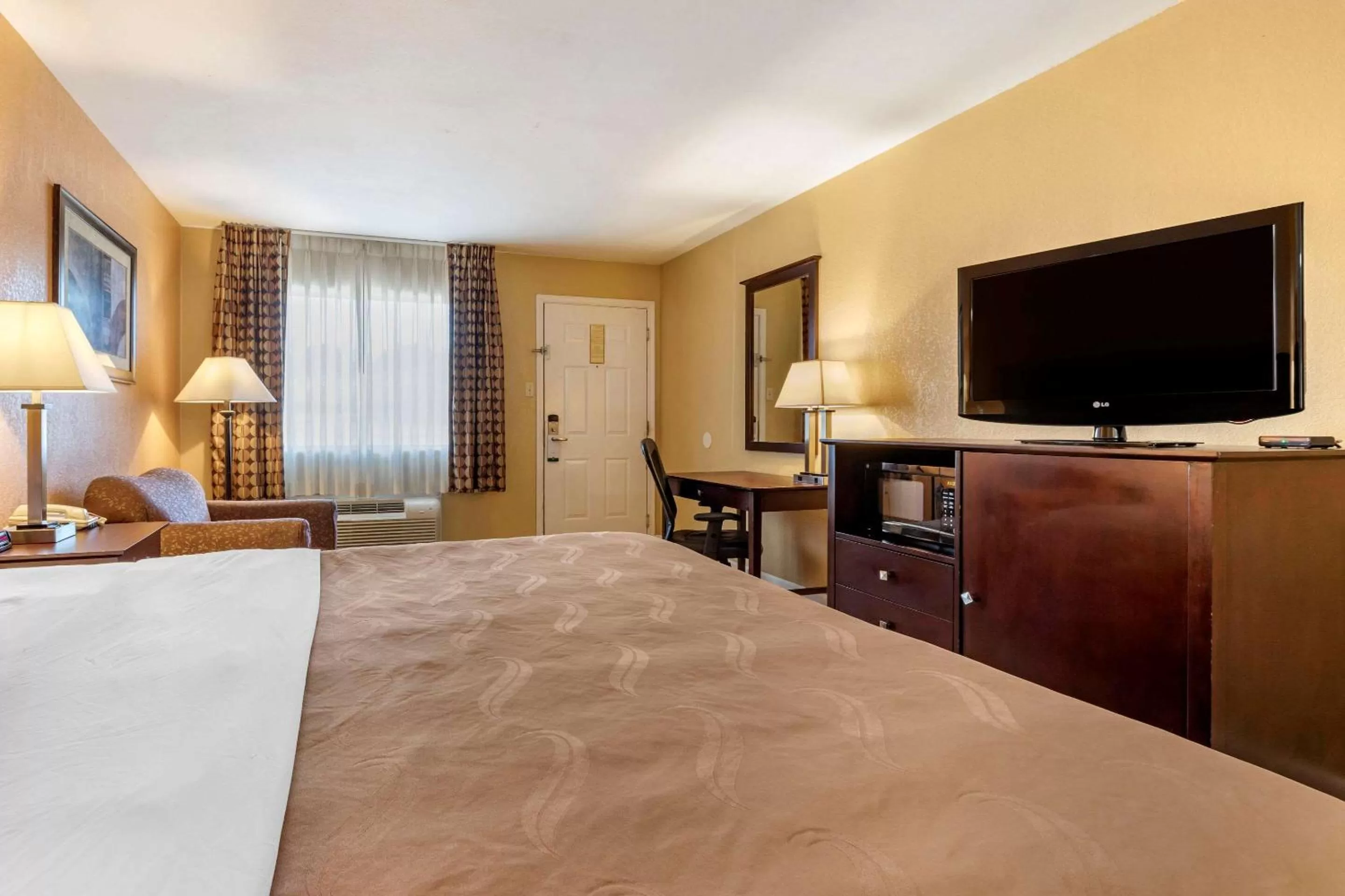 Photo of the whole room, Bed in Quality Inn Russellville I-40