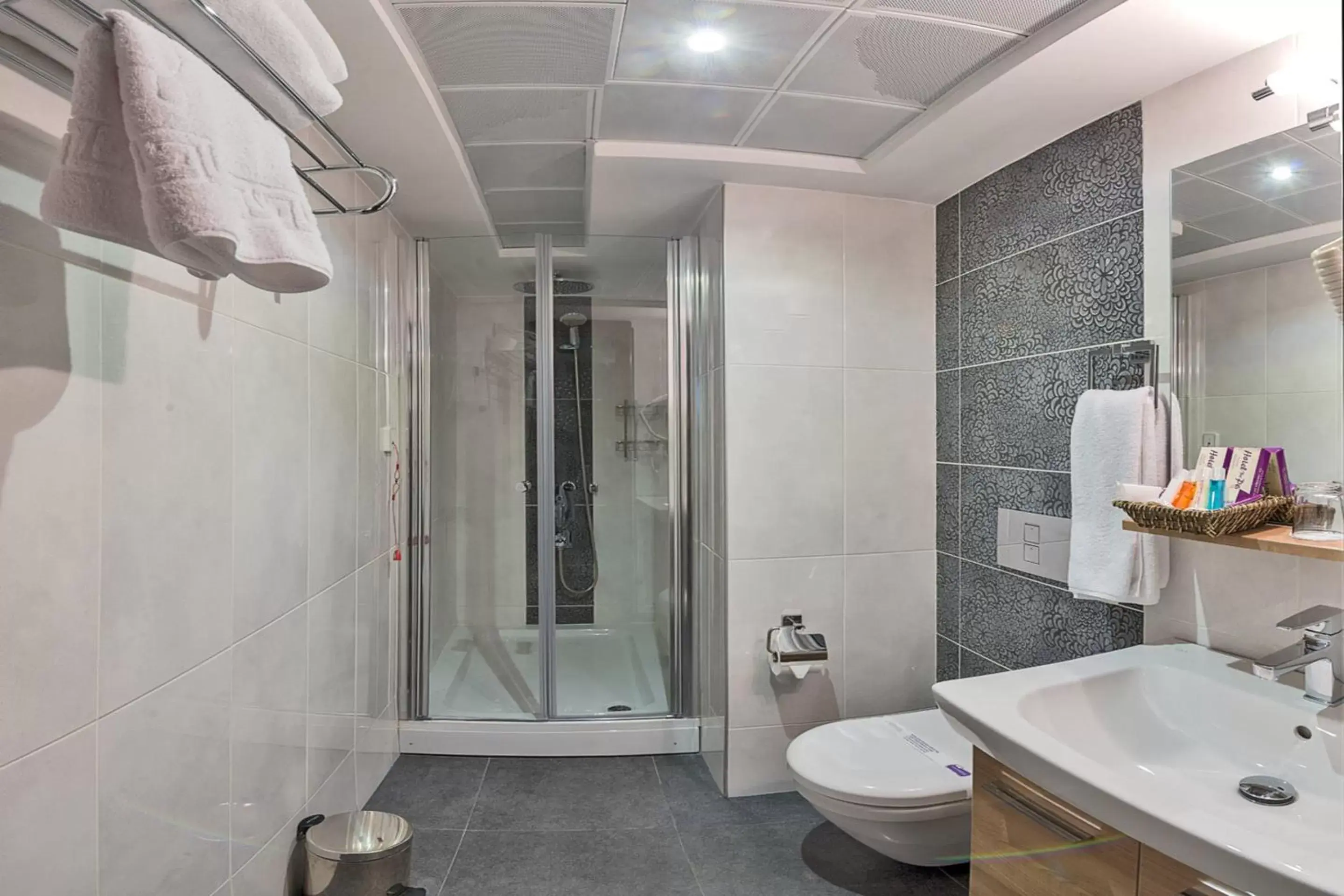 Shower, Bathroom in Hotel The Pera Hill