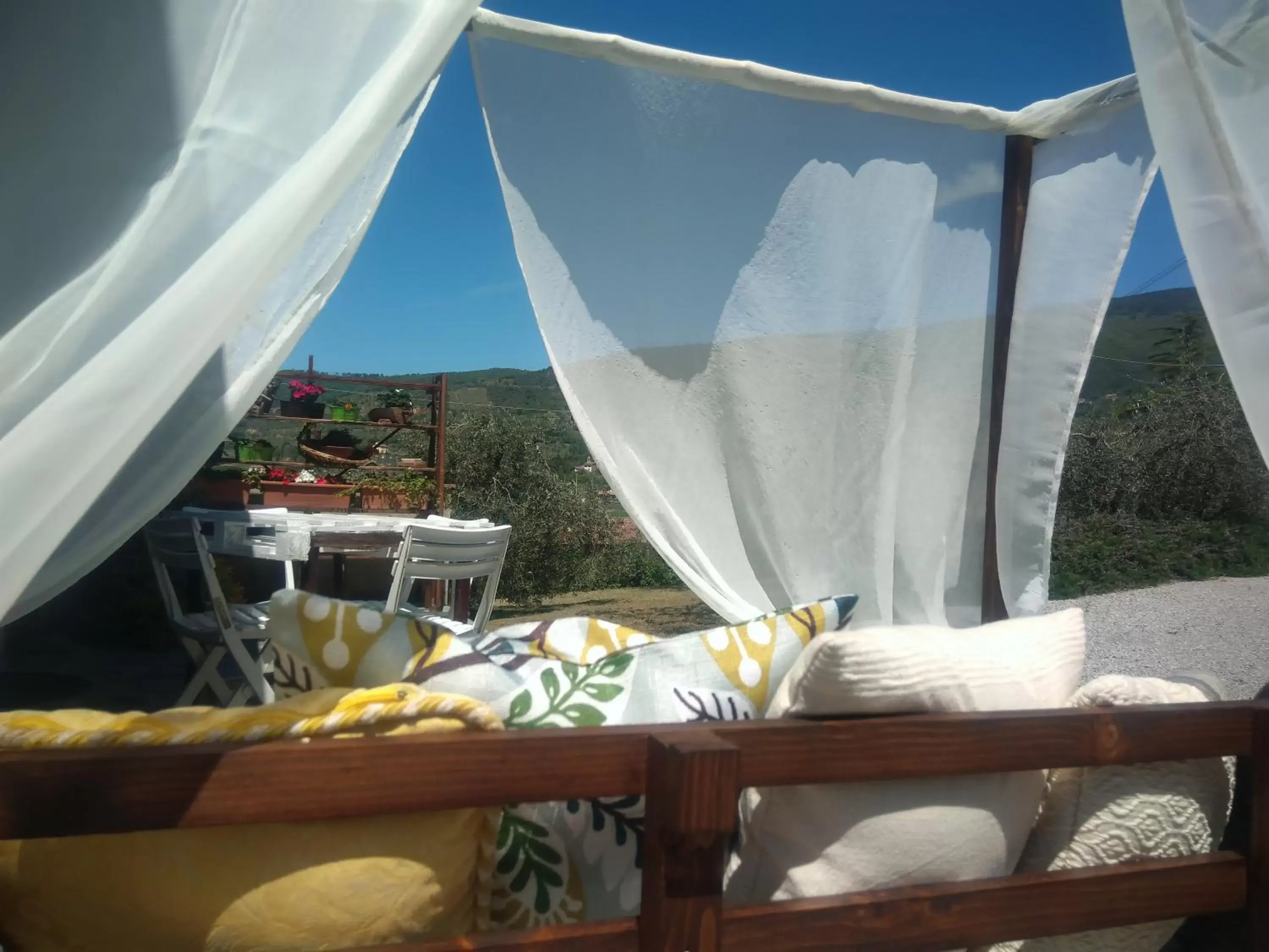 Patio in La Casa tra Gli Ulivi Cottage House