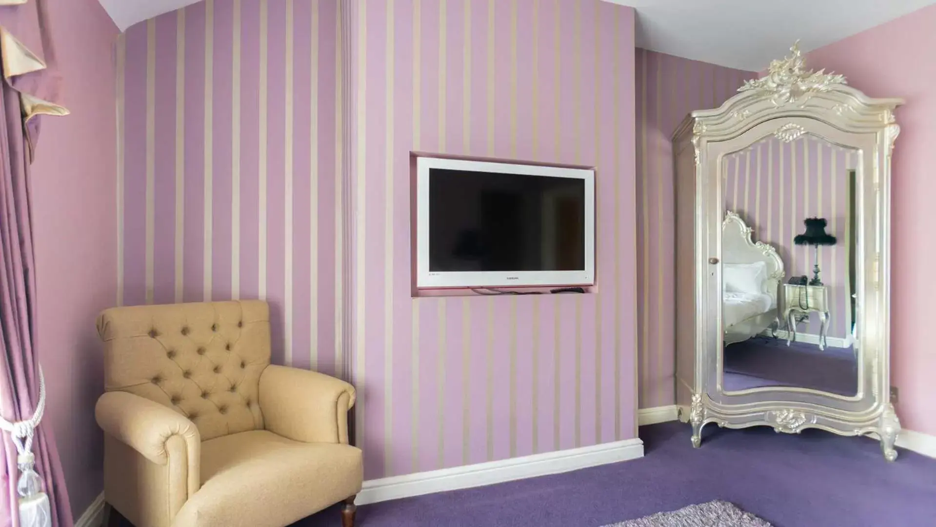 Seating area, TV/Entertainment Center in Holt Lodge Hotel