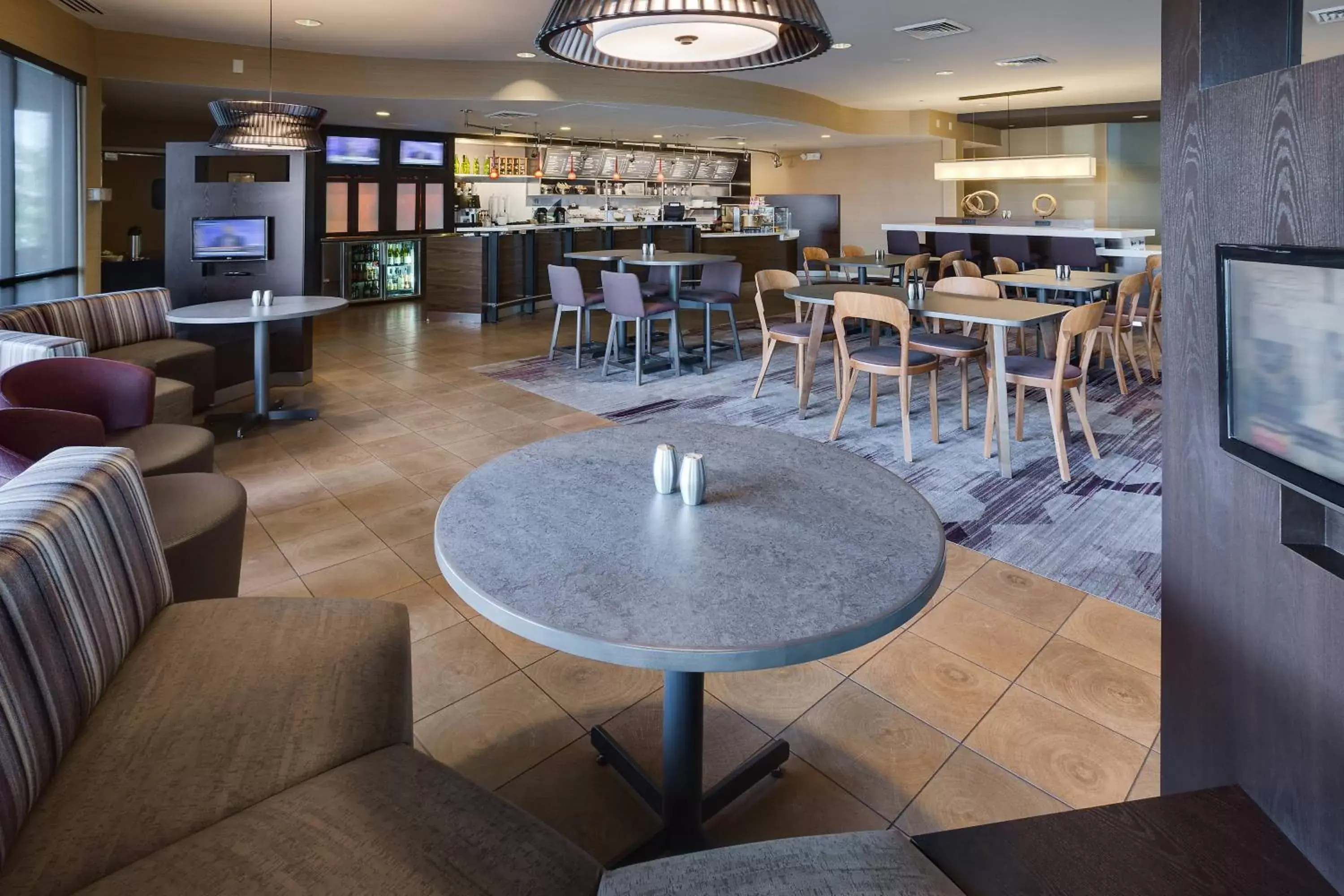 Restaurant/places to eat in Courtyard by Marriott Providence Warwick