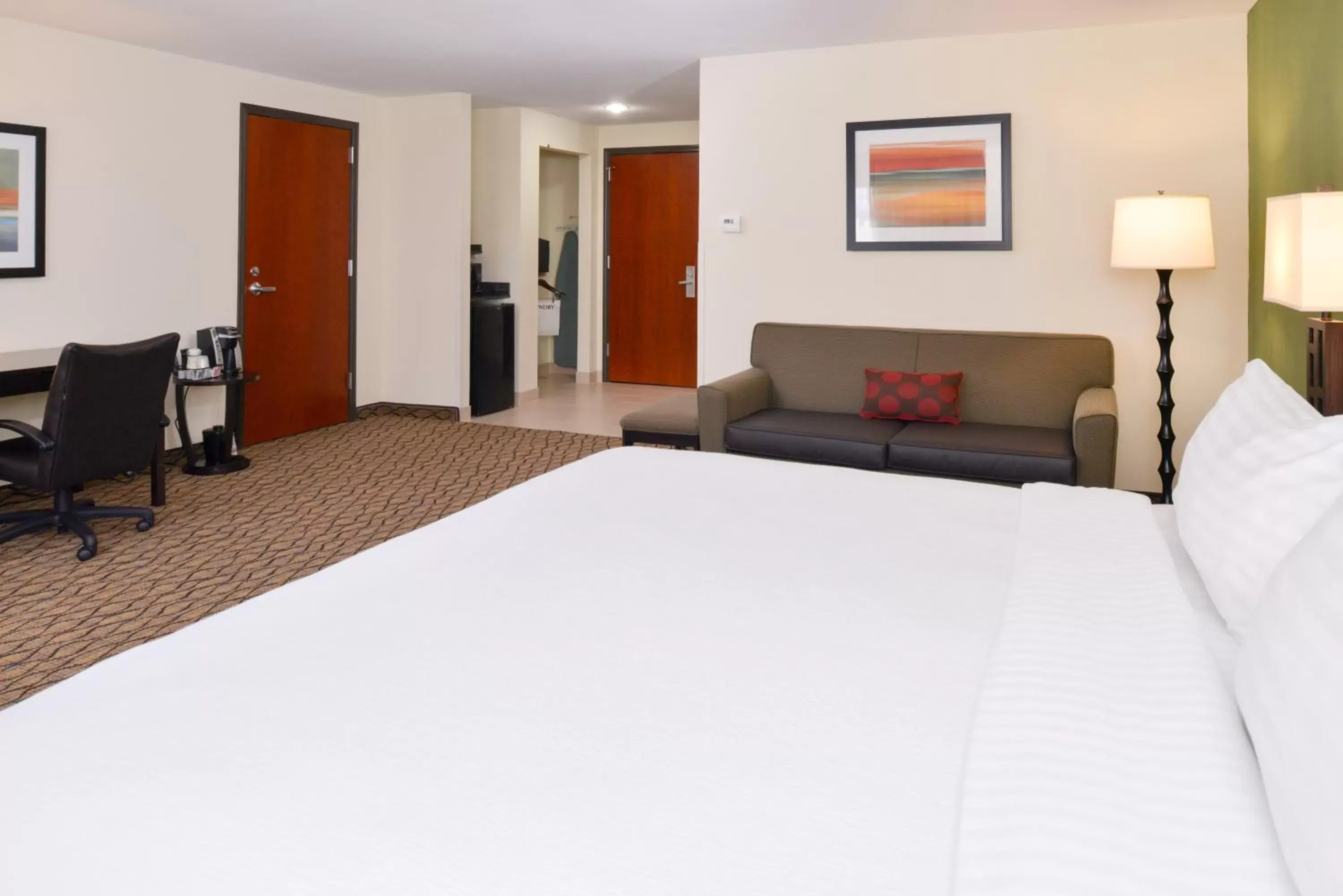 Seating area, Bed in Holiday Inn Poplar Bluff, an IHG Hotel