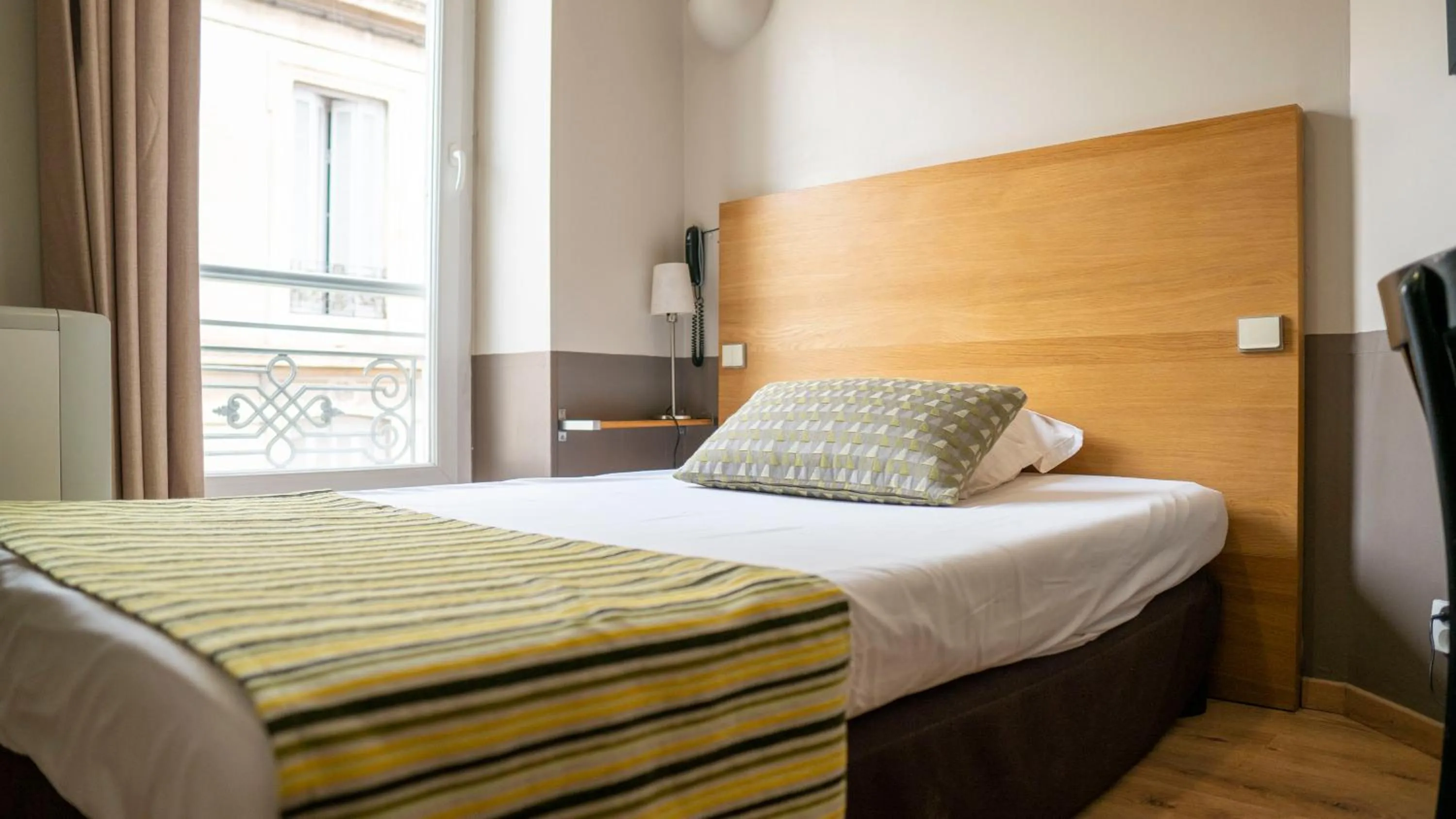 Bedroom, Bed in Plazza Hotel