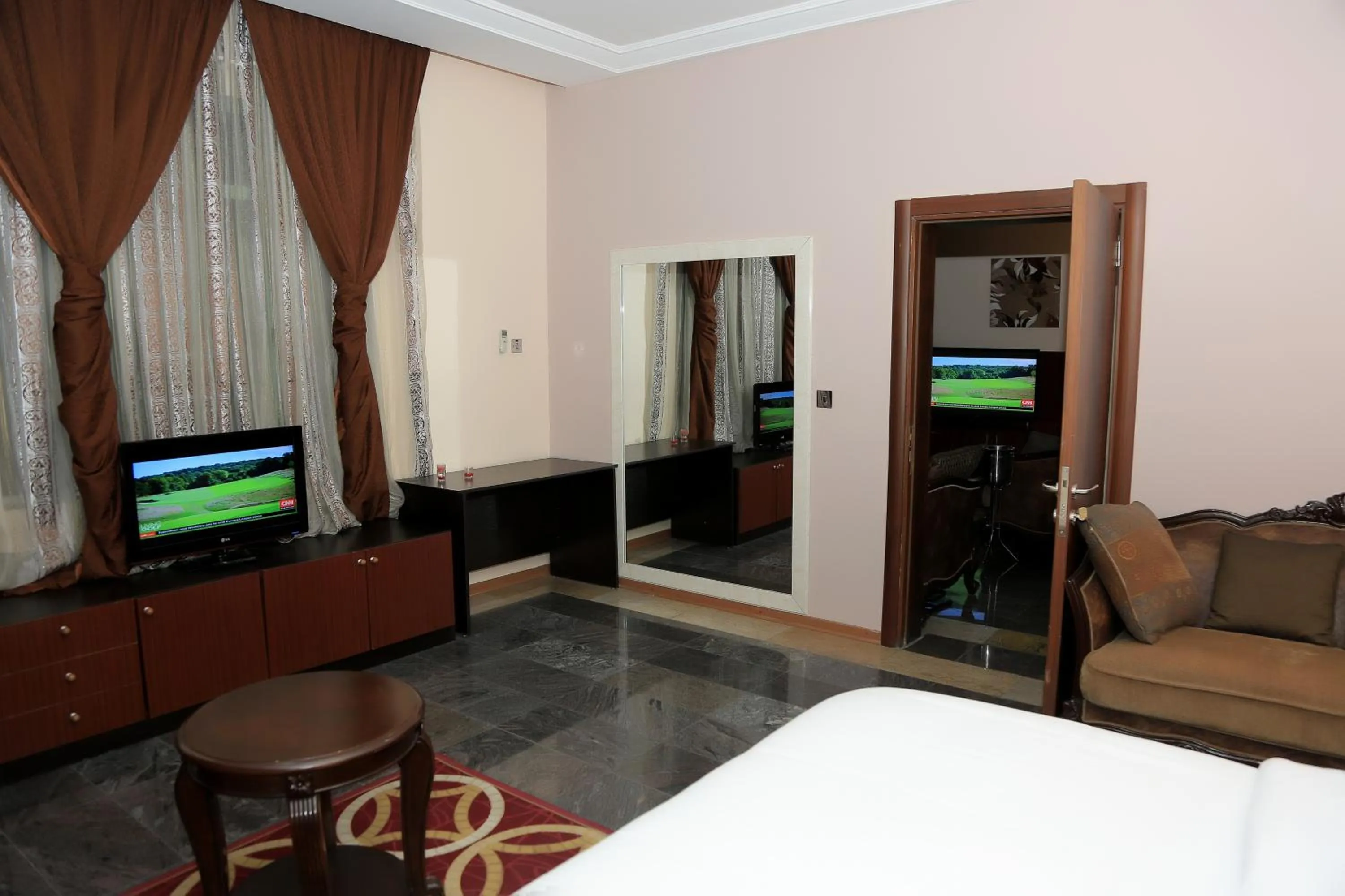 Other, TV/Entertainment Center in Swiss International Mabisel Port Harcourt