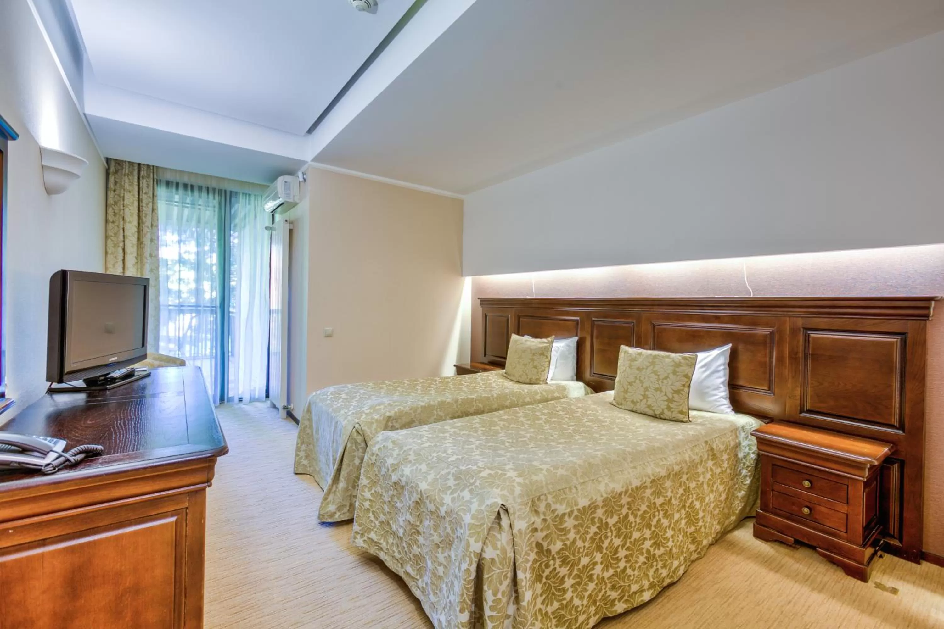 Bed in Alpin Resort Hotel