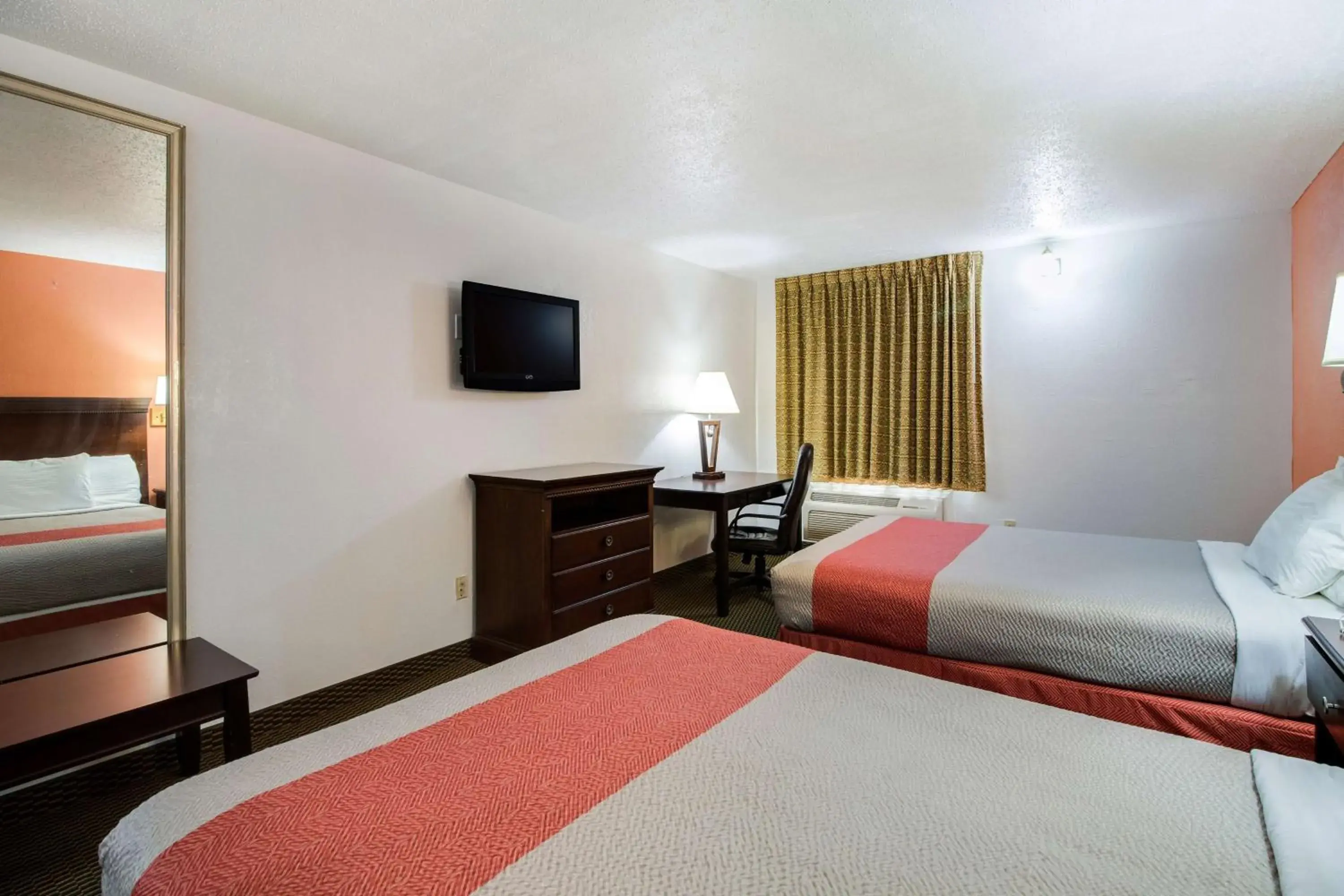 Photo of the whole room, Bed in Motel 6-Marion, IL