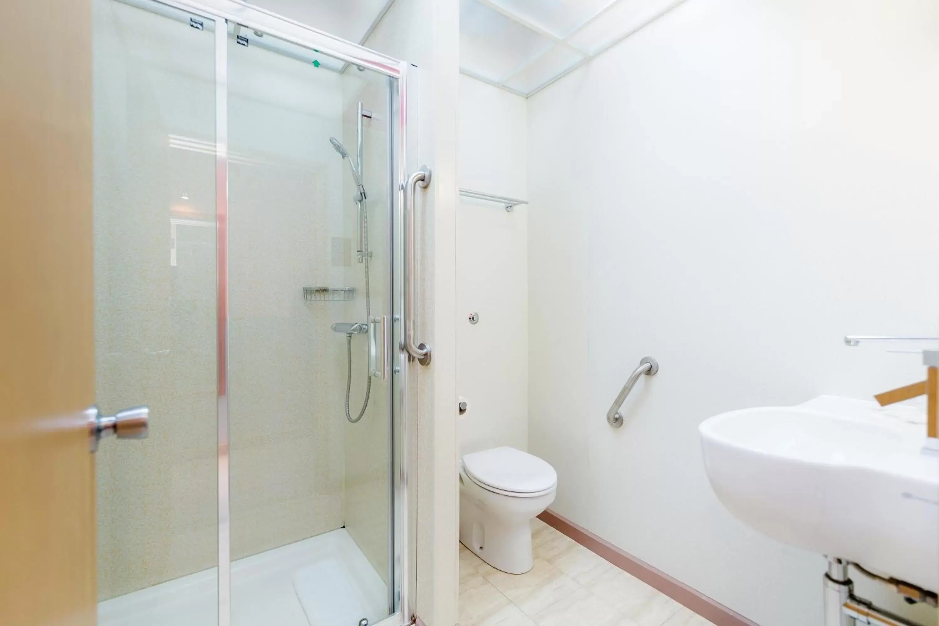 Shower, Bathroom in Eurotraveller Hotel - Premier - Harrow