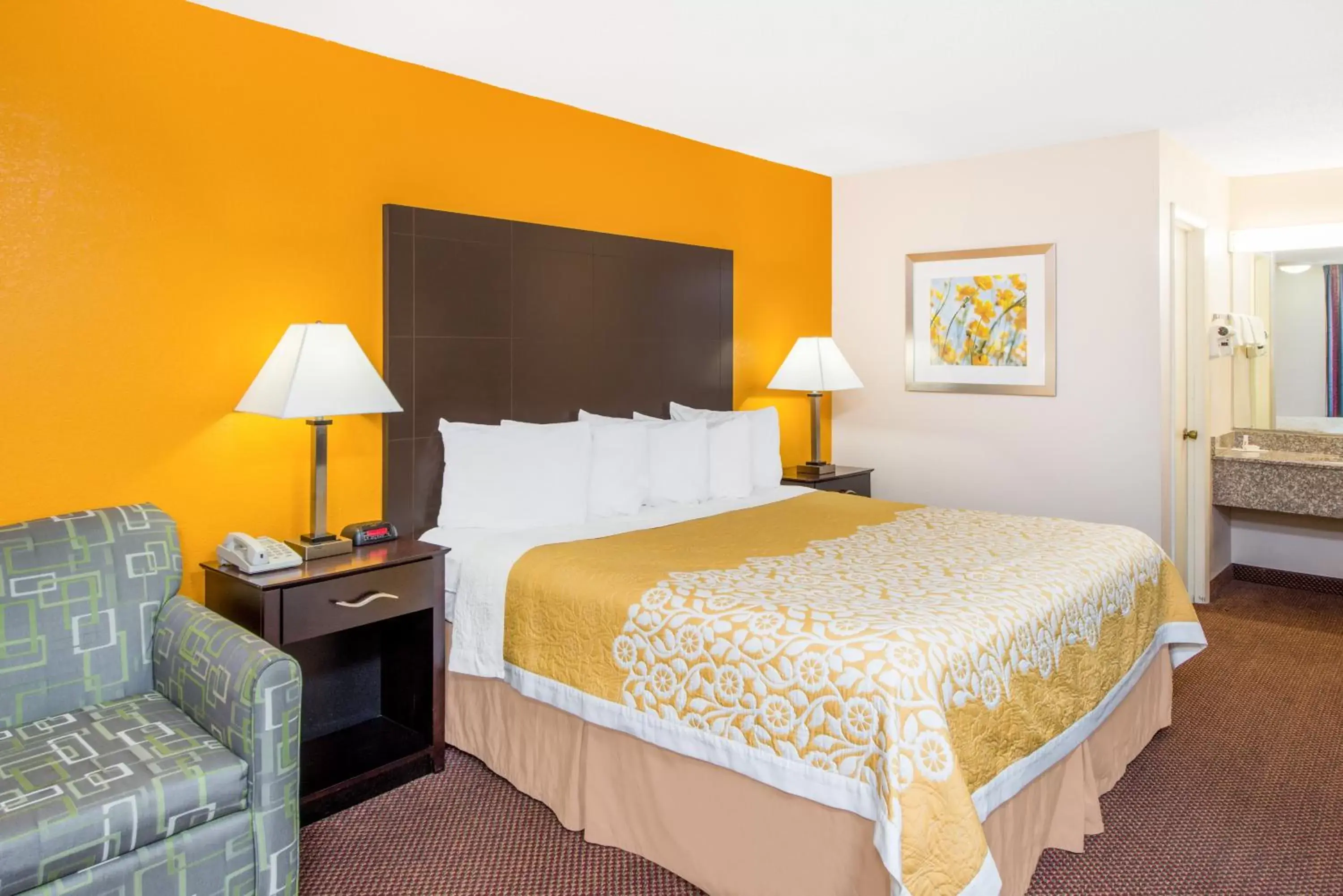Photo of the whole room, Bed in Days Inn by Wyndham Calvert City