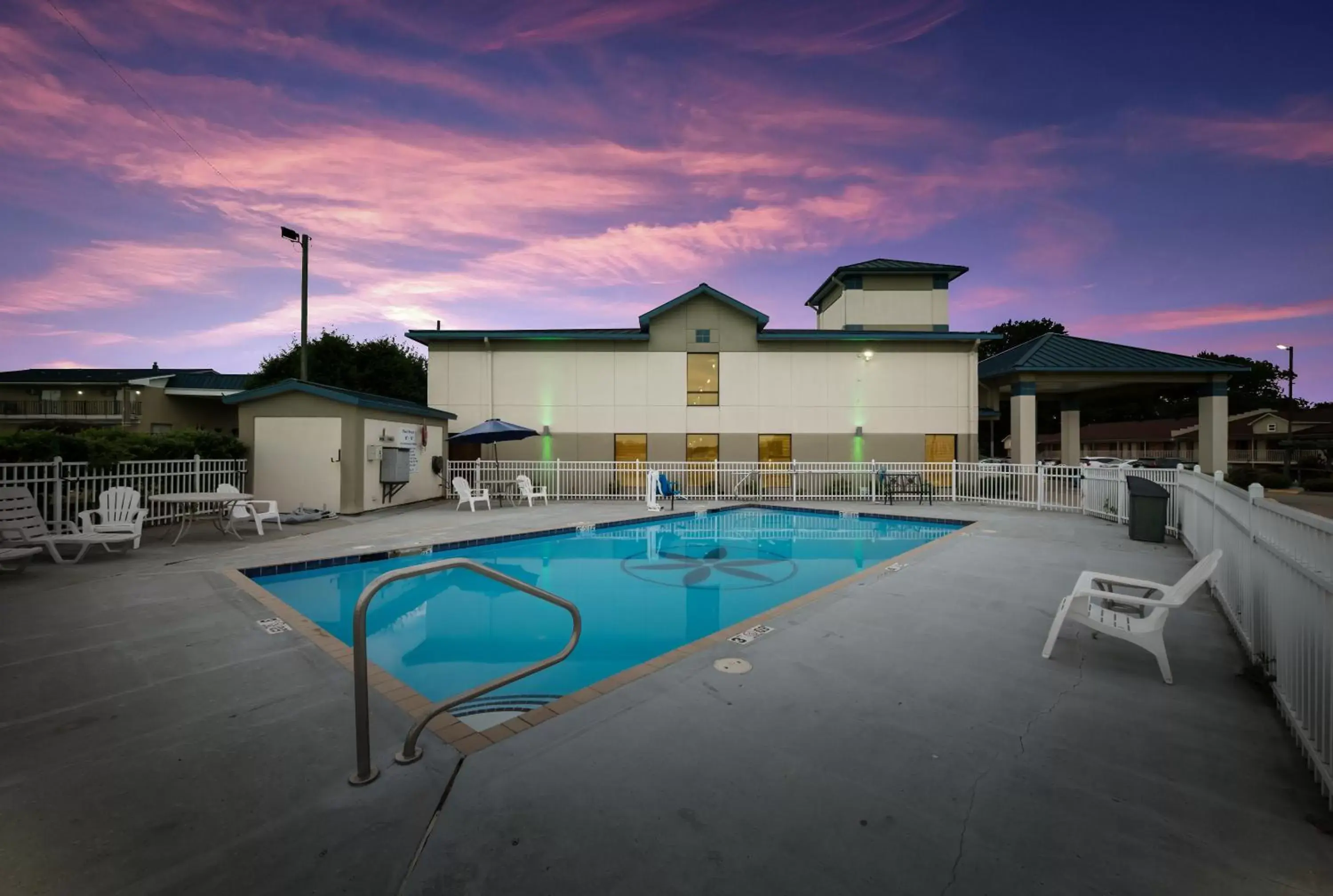Swimming Pool in Quality Inn Jacksonville near Little Rock Air Force Base