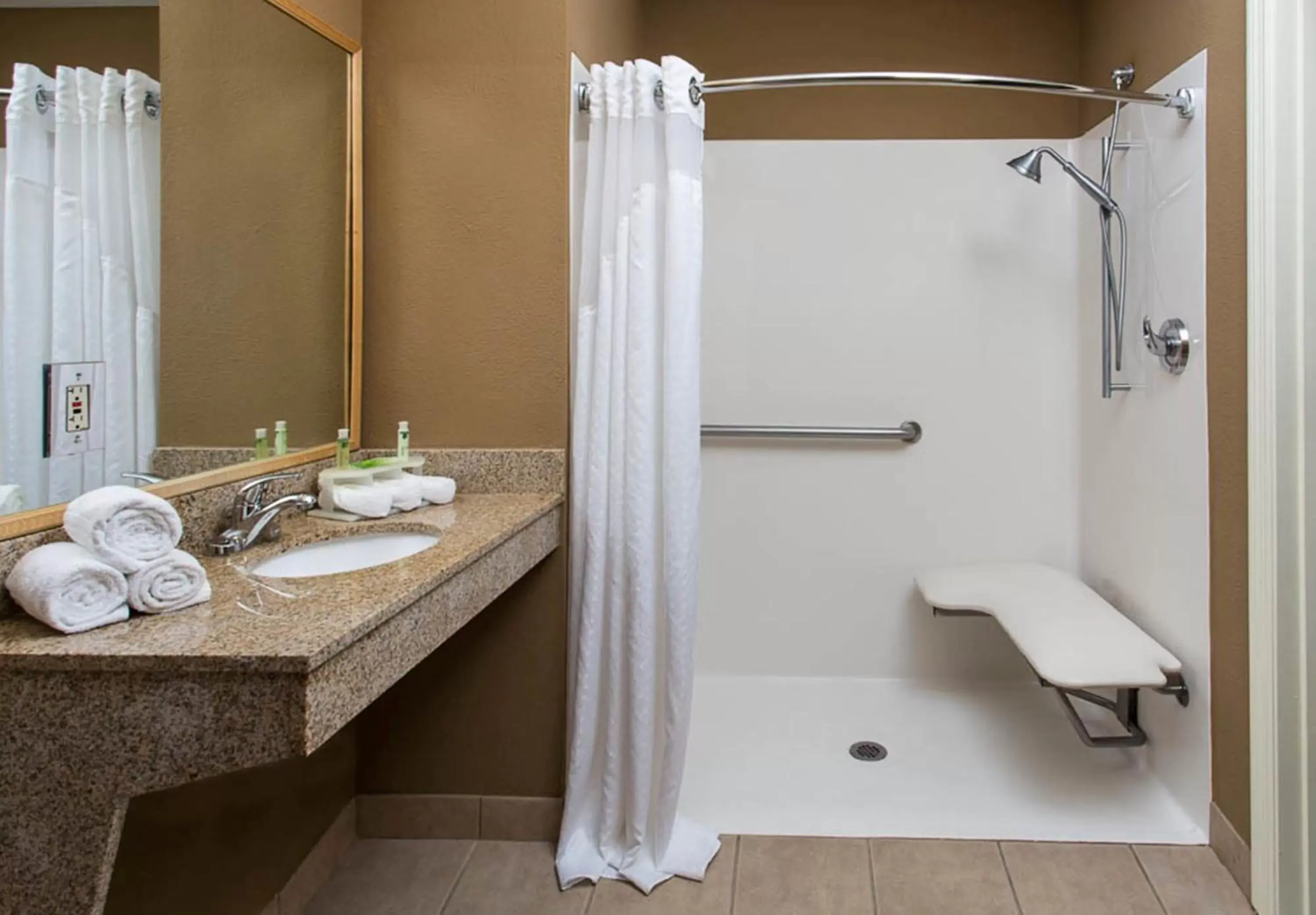 Photo of the whole room, Bathroom in Holiday Inn Express - Clermont, an IHG Hotel