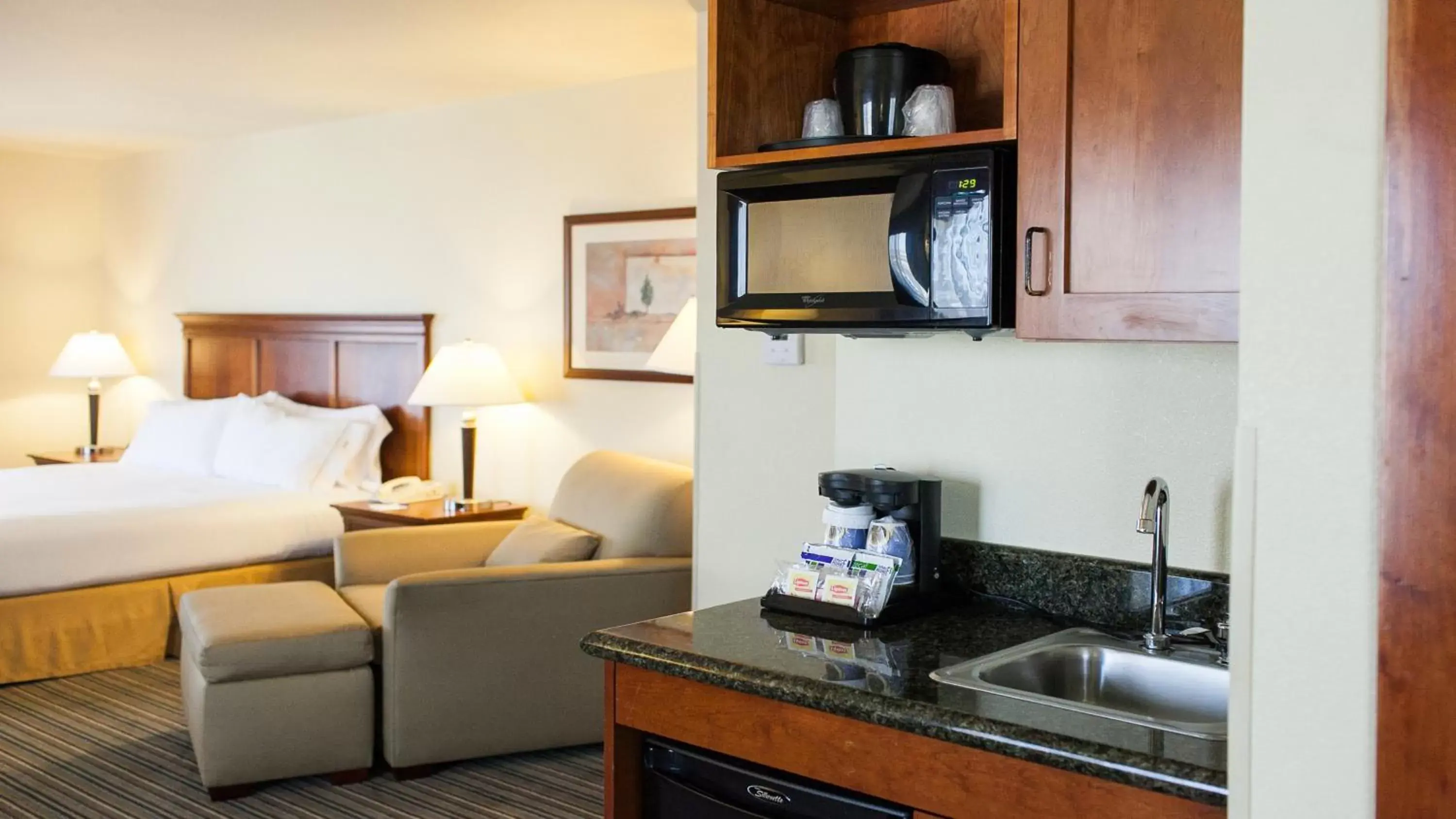 Photo of the whole room, Kitchen/Kitchenette in Holiday Inn Express Turlock, an IHG Hotel