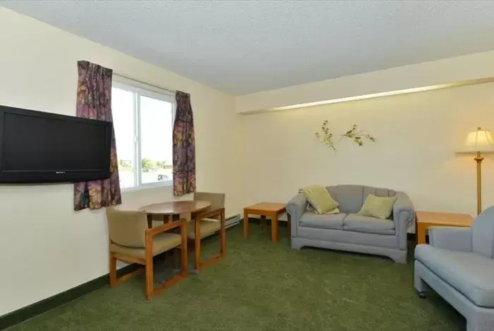 Seating area, TV/Entertainment Center in Americas Best Value Inn Kalispell