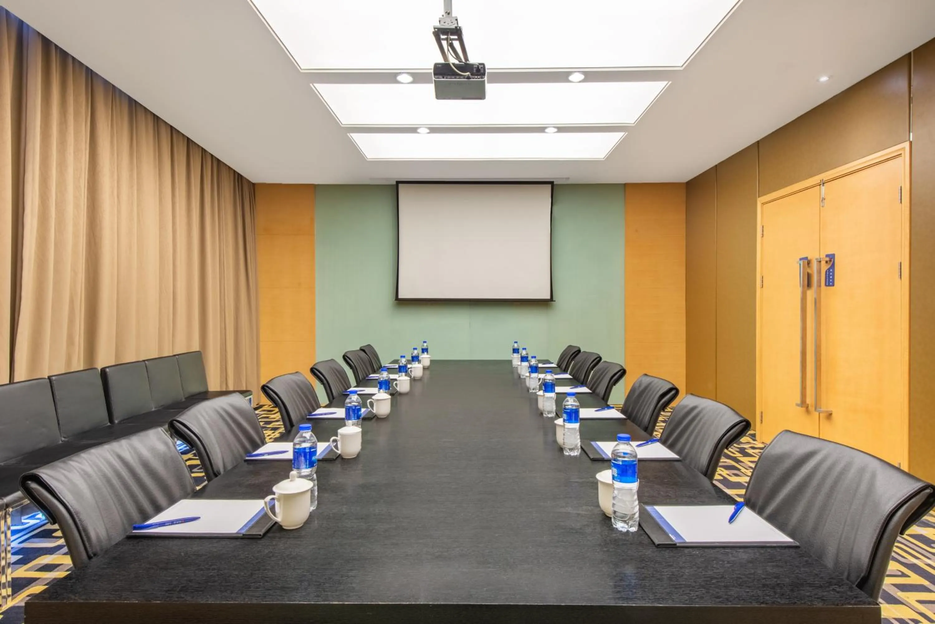 Meeting/conference room in Holiday Inn Express Nantong Xinghu by IHG