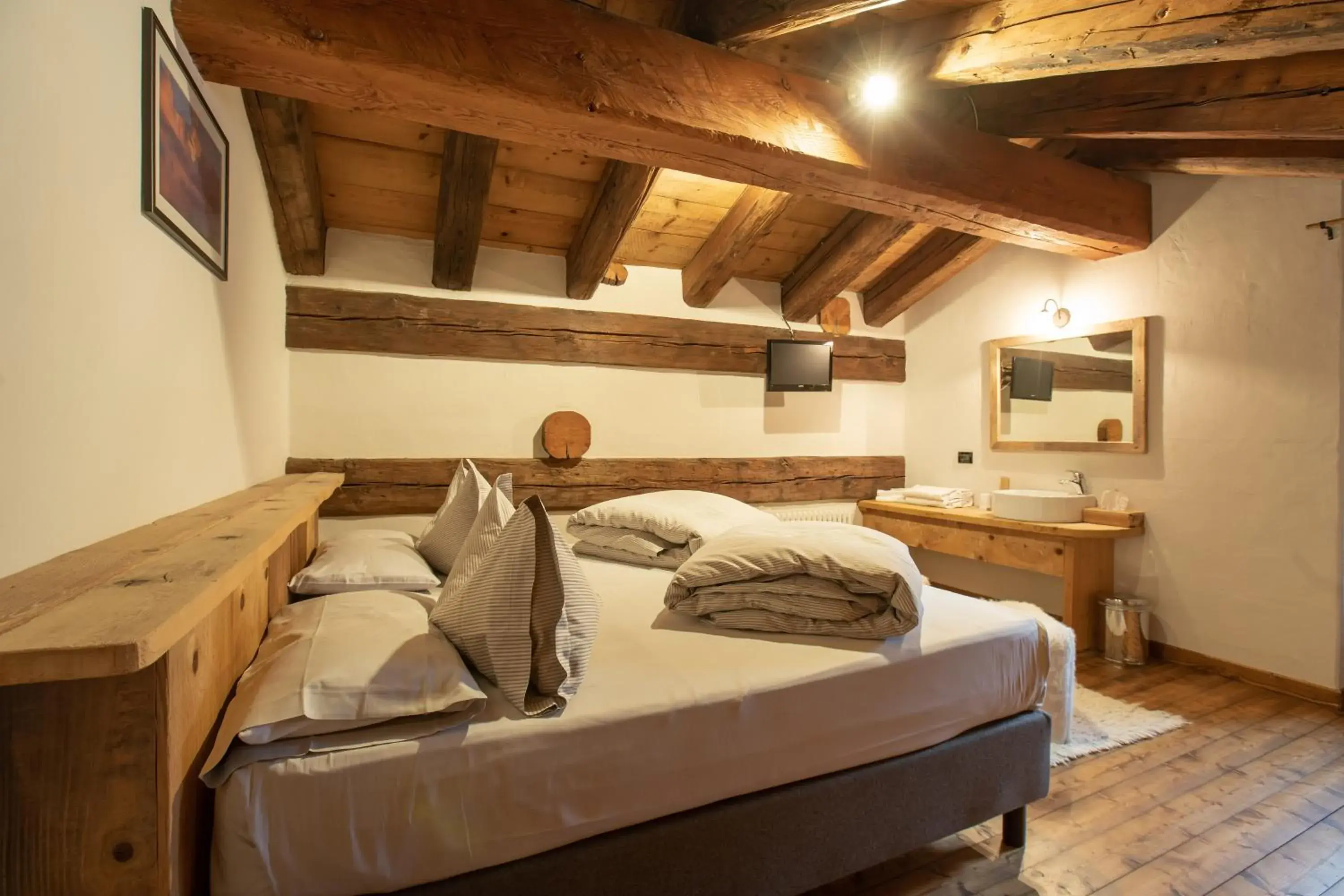 Photo of the whole room, Bed in Hotel Chalet Svizzero