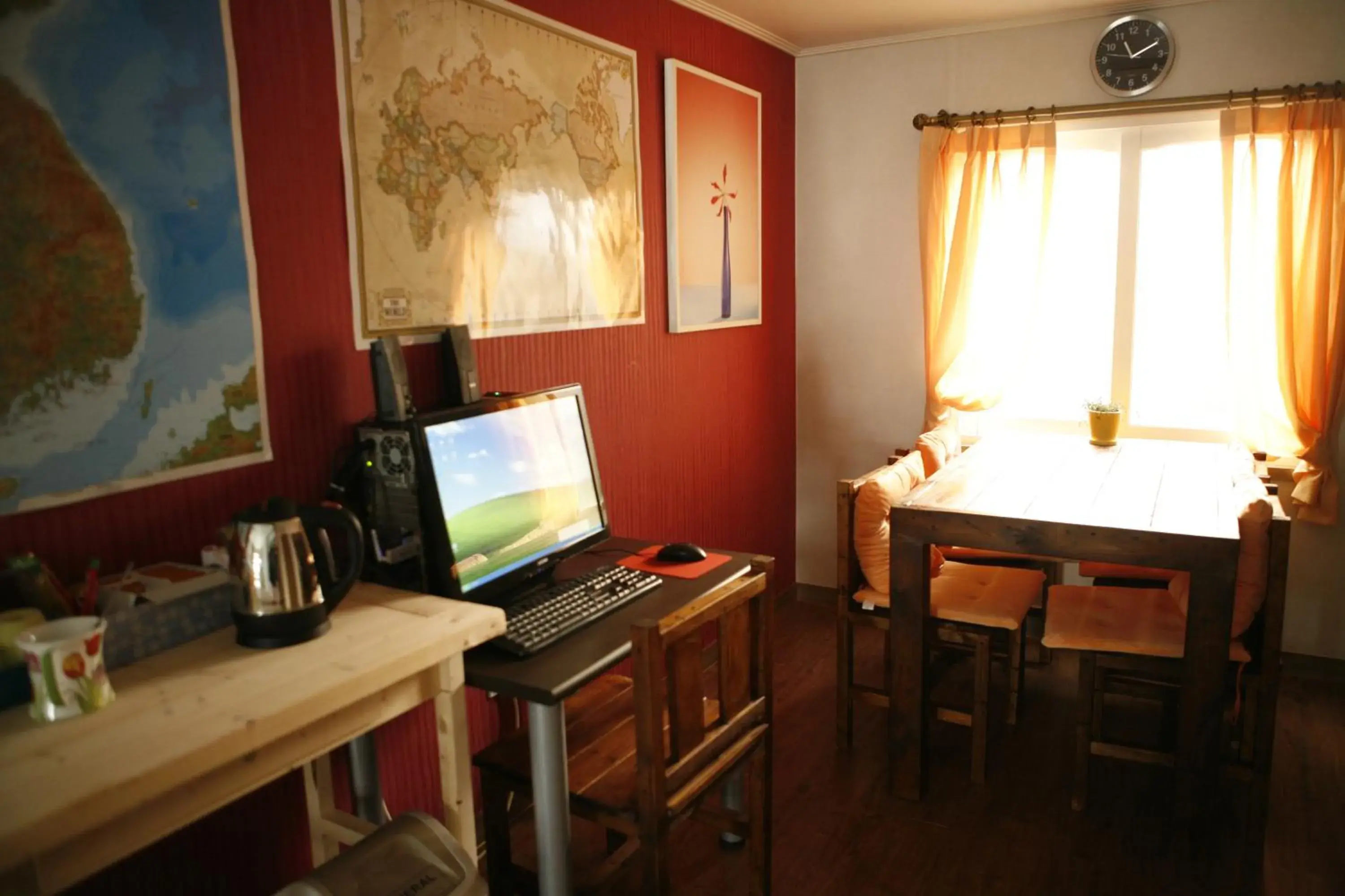 Communal lounge/ TV room in Birdsnest Hostel Hongdae