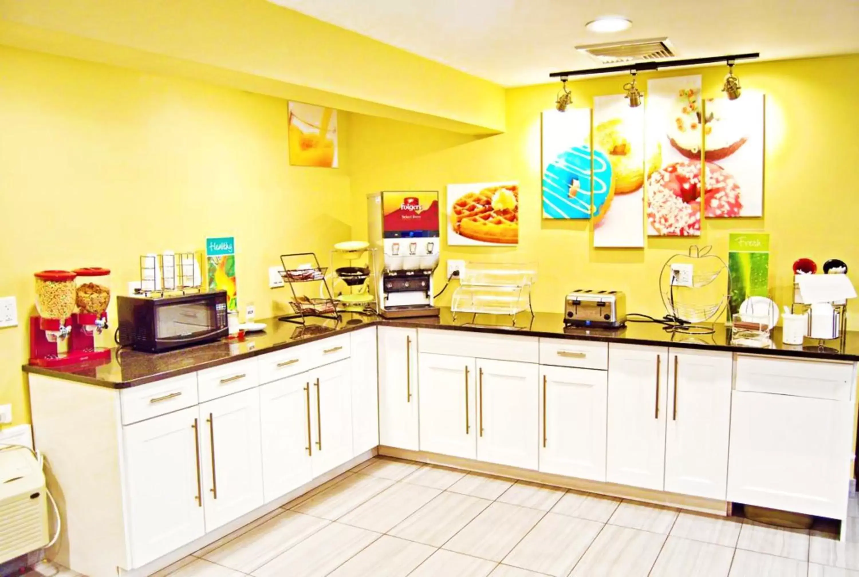 Kitchen or kitchenette, Kitchen/Kitchenette in Flagship Inn & Suites