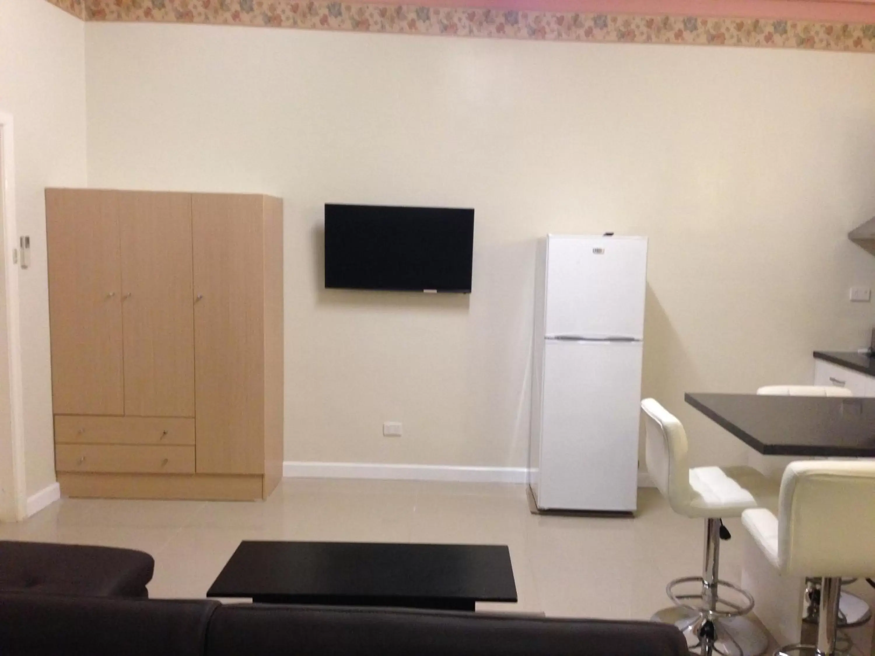 Kitchen or kitchenette, TV/Entertainment Center in Avalon Motel