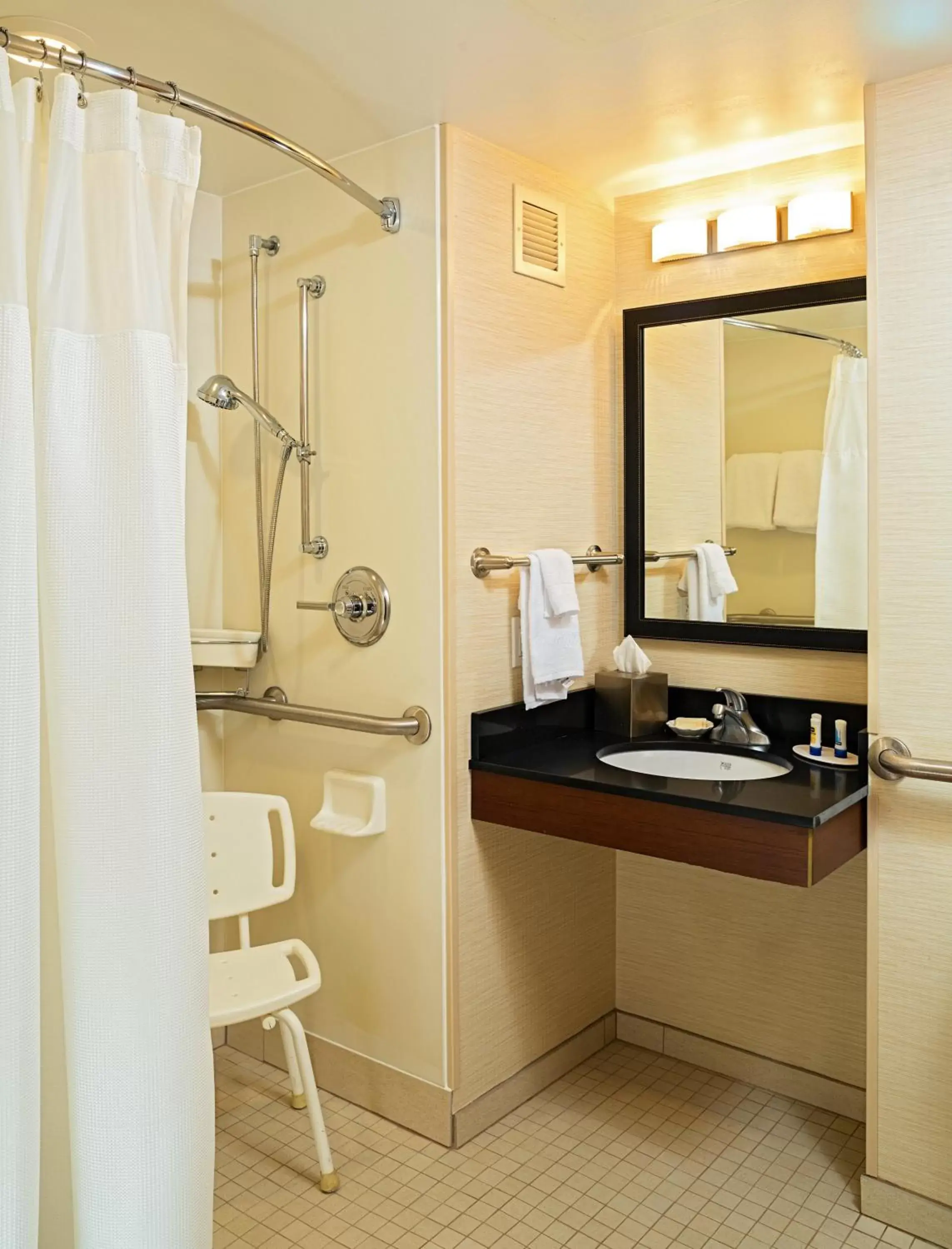 Bathroom in Fairfield Inn and Suites by Marriott Rochester West/Greece