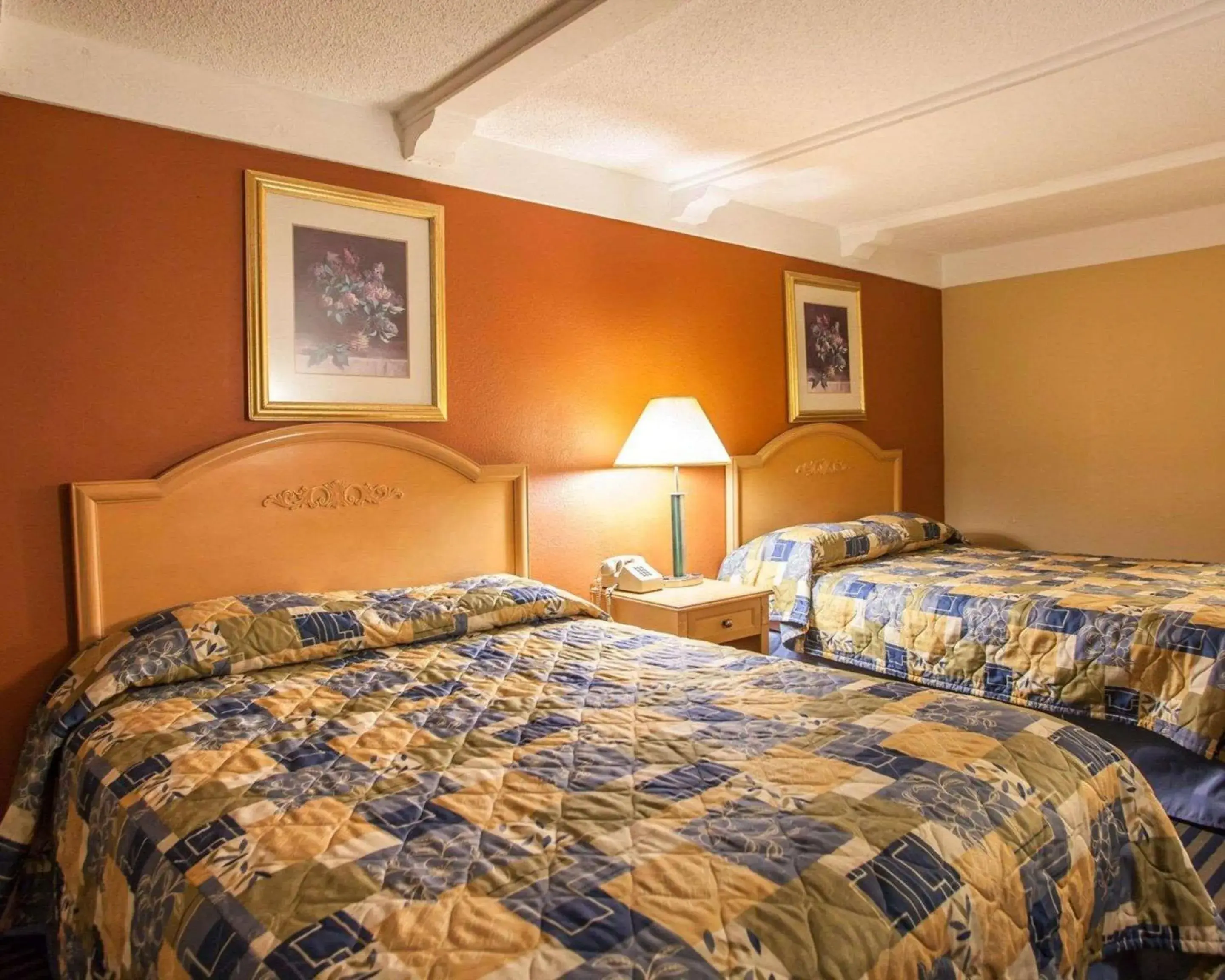 Photo of the whole room, Bed in Relax Inn Saint Charles