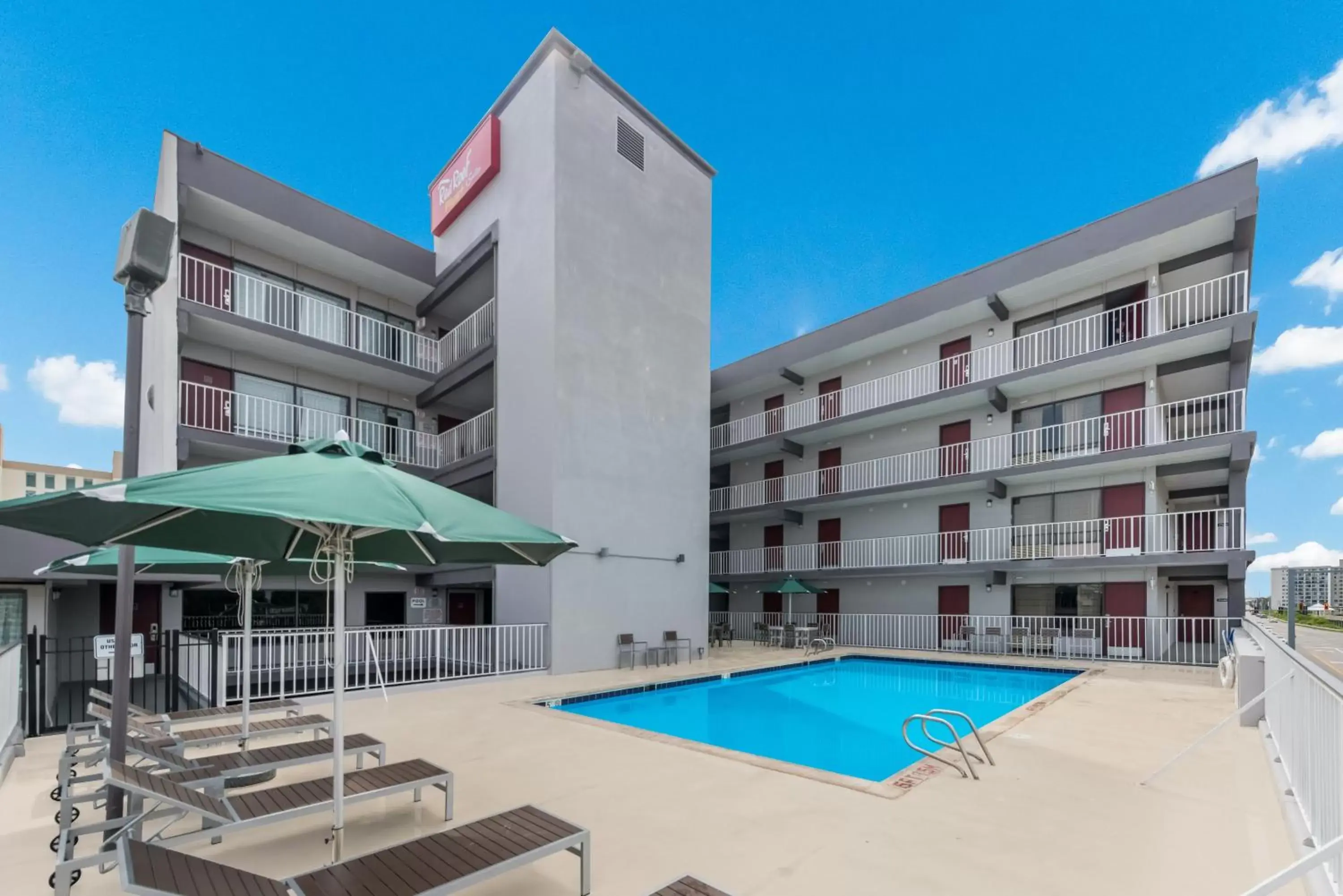 Swimming pool, Property Building in Red Roof PLUS & Suites Virginia Beach - Seaside