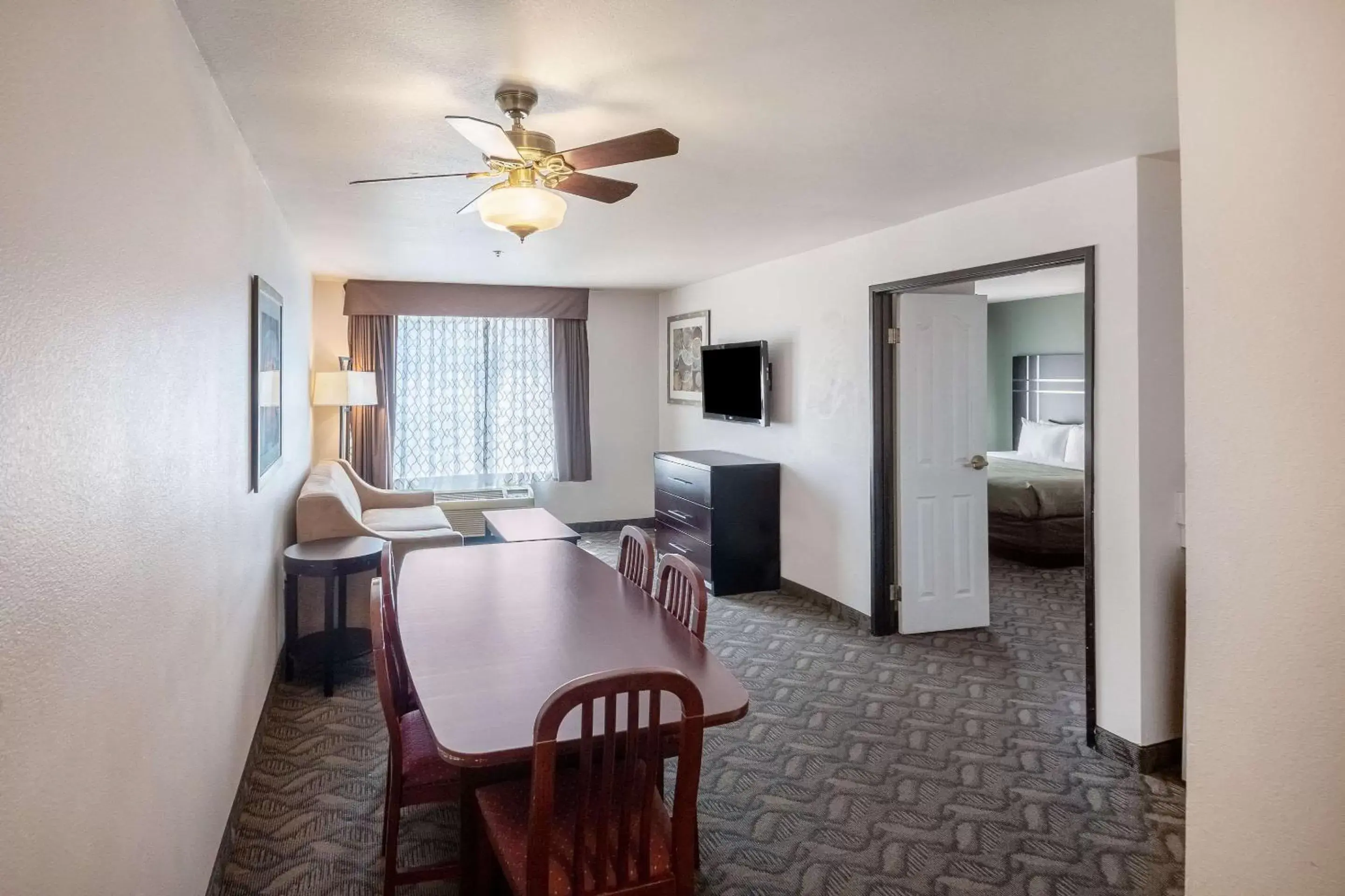 Photo of the whole room, Dining Area in Quality Inn & Suites Airport West Salt Lake City