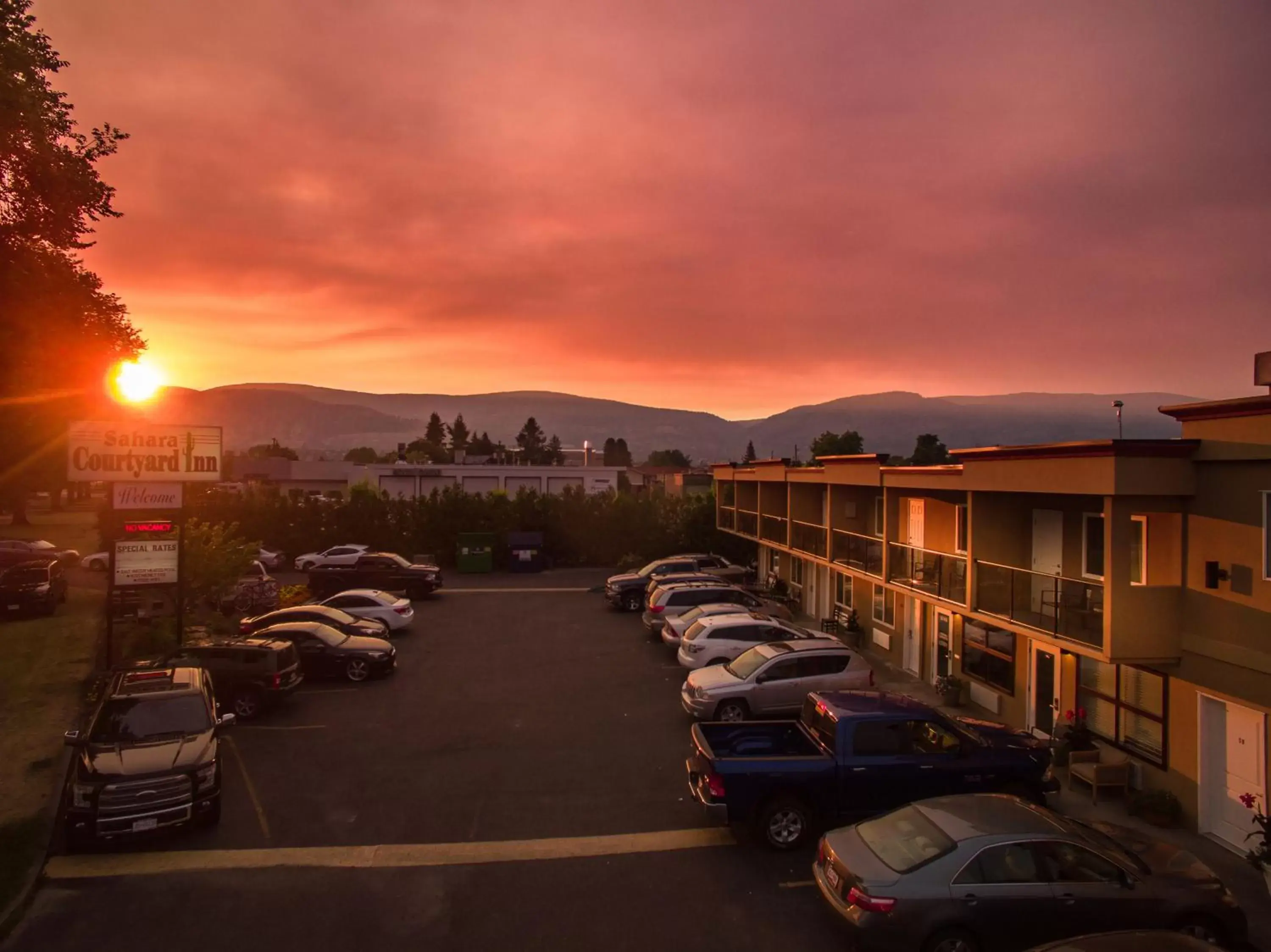 Sunrise/Sunset in Sahara Courtyard Inn Penticton