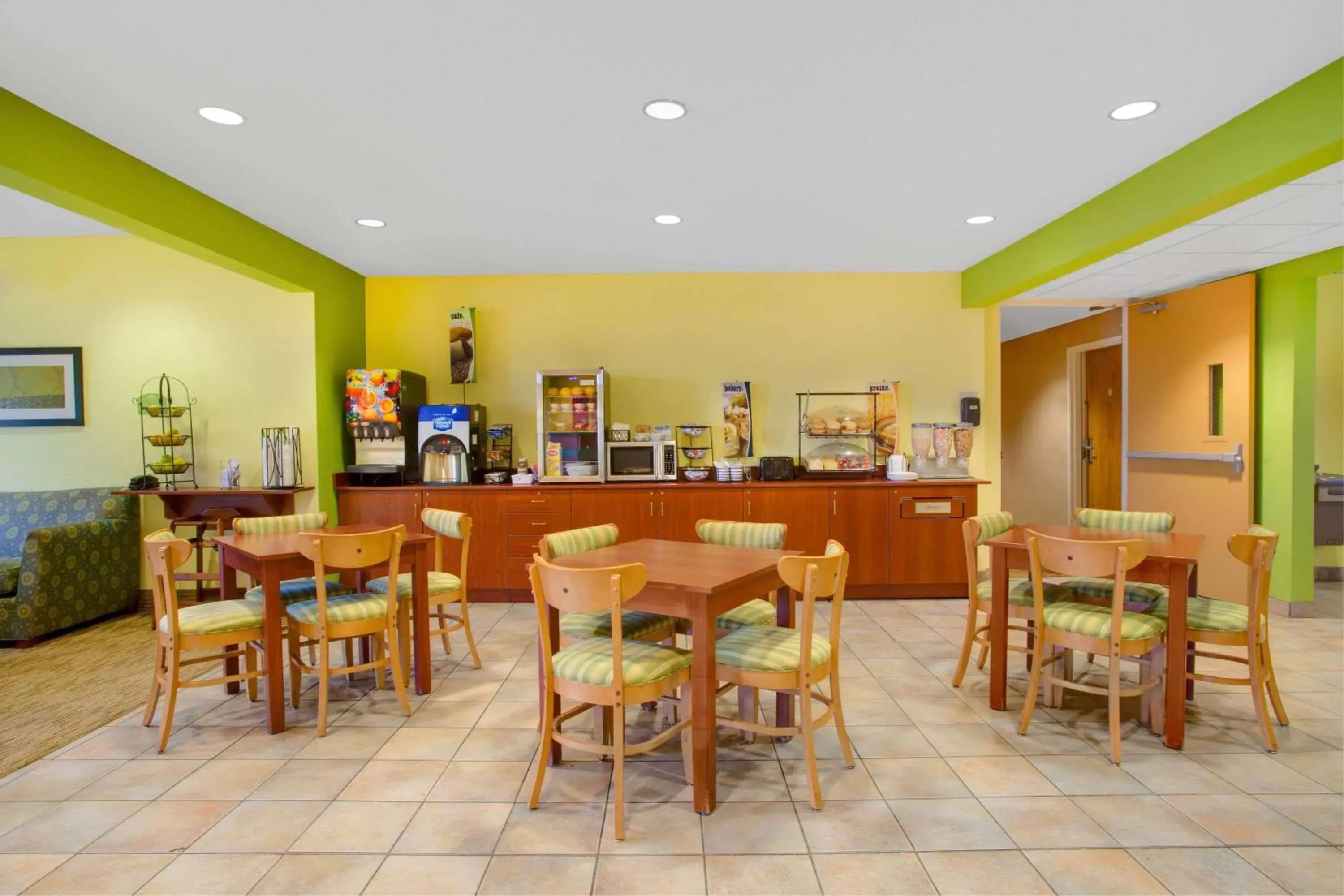 Restaurant/Places to Eat in Microtel Inn & Suites Springville