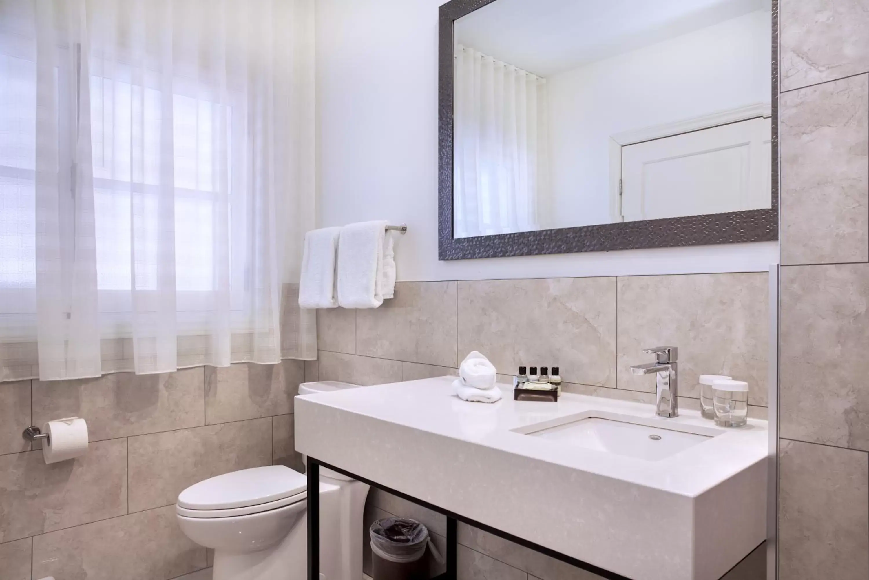 Toilet, Bathroom in Hotel Manoir D'Auteuil