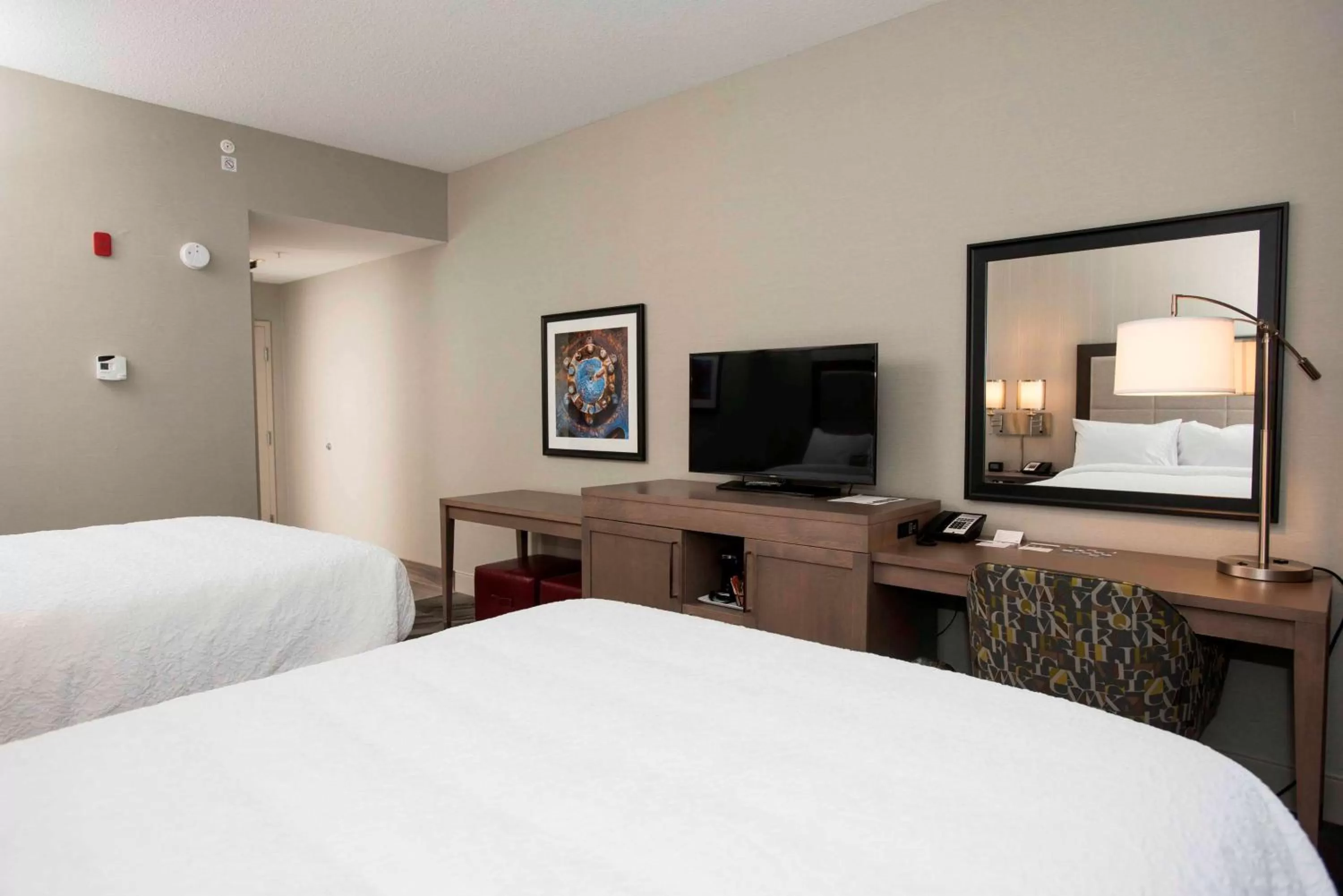Bed in Hampton Inn & Suites by Hilton Thunder Bay