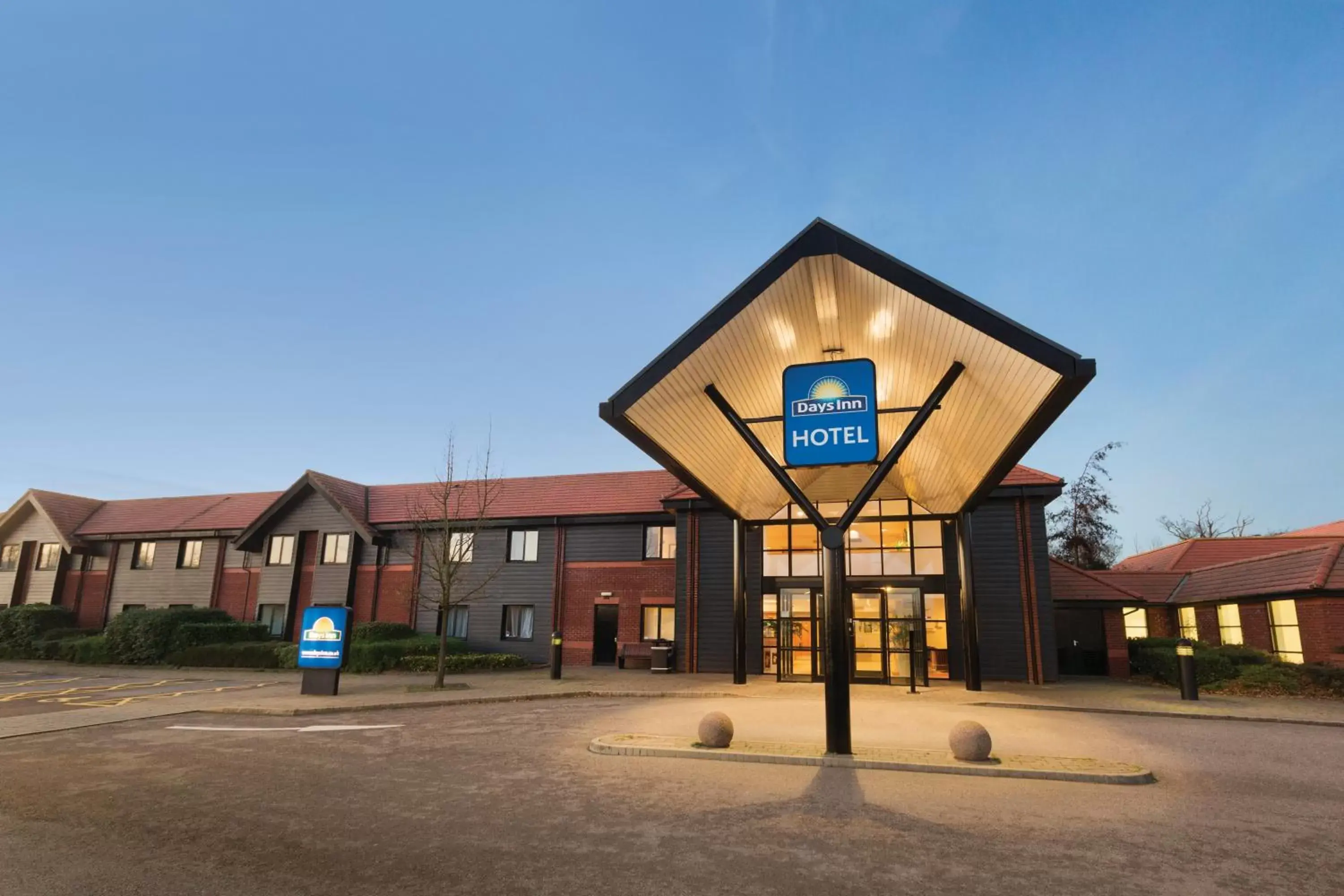 Facade/entrance, Property Building in Days Inn Stevenage North