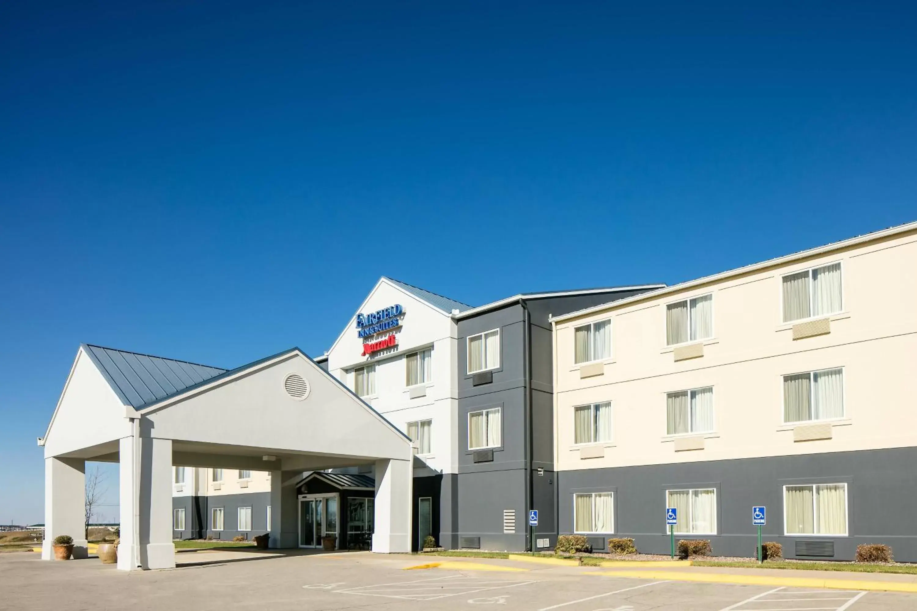 Property Building in Fairfield Inn & Suites Kansas City Airport