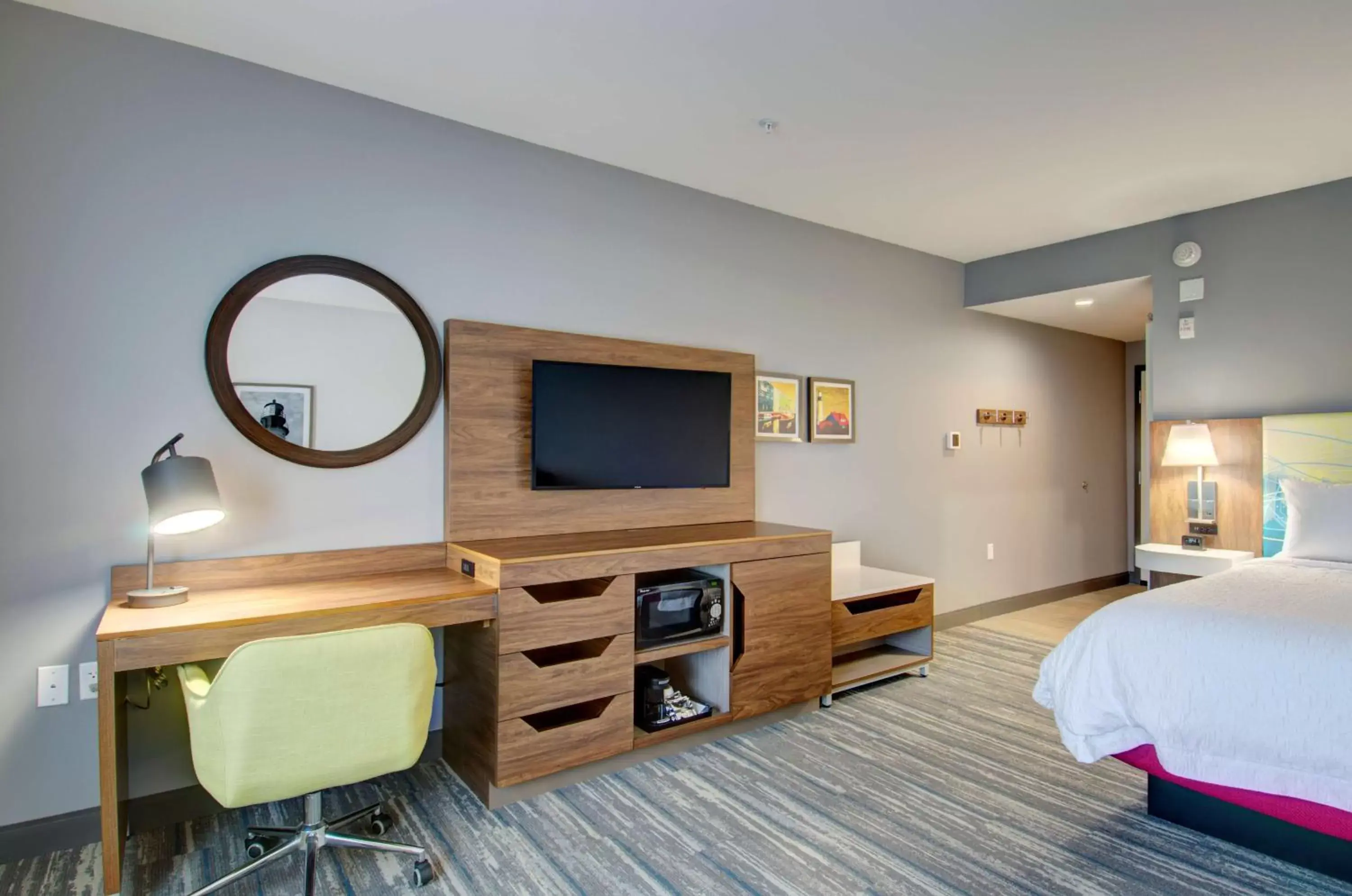 Bedroom, TV/Entertainment Center in Hampton Inn & Suites Portland West